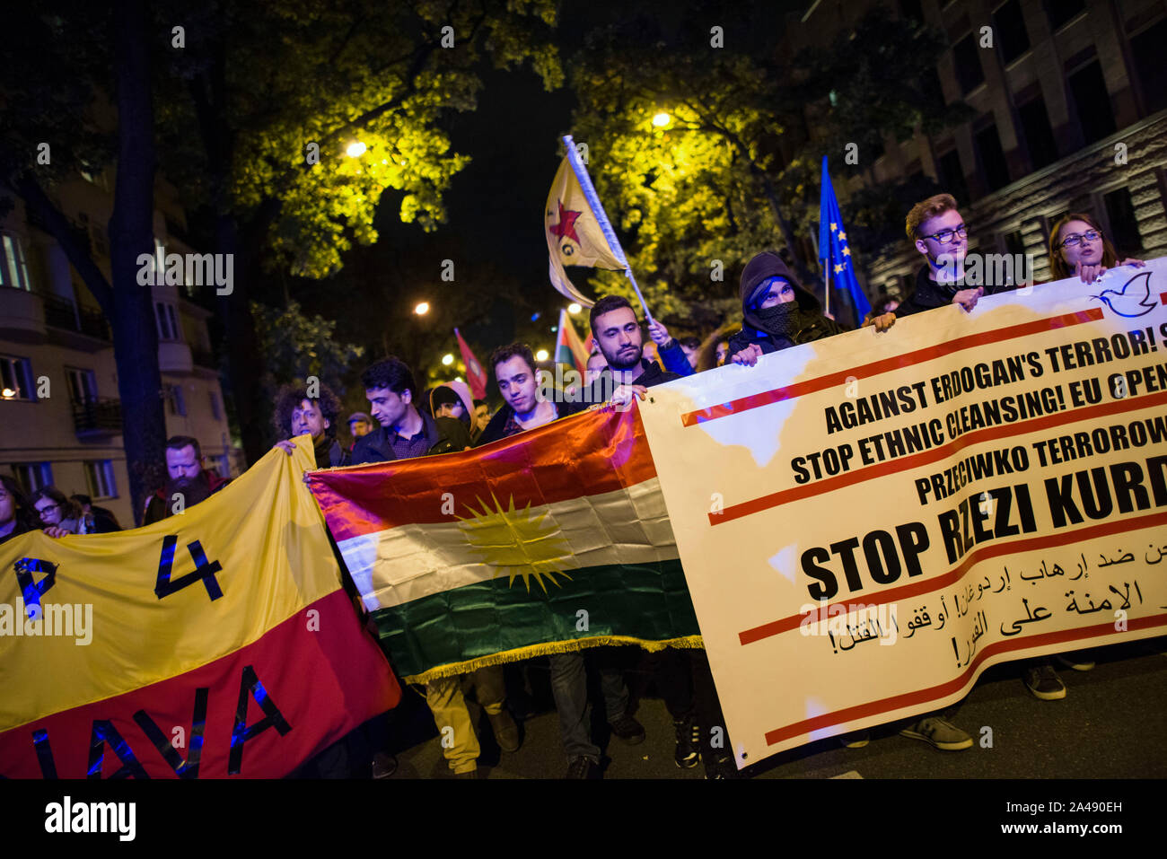 Varsovie, Pologne. Oct 11, 2019. Les manifestants défilant dans les rues en tenant des banderoles pendant la manifestation.Des centaines de personnes se sont réunies à l'ambassade de Turquie à Varsovie pour protester contre l'invasion turque du nord de la Syrie et de faire preuve de solidarité avec le peuple kurde. Les manifestants kurdes autochtones qui sont venus avec les drapeaux du Kurdistan, GPJ (unités de protection du peuple), le PKK (Parti des Travailleurs du Kurdistan) et avec l'image d'Abdullah Öcalan, chef du PKK. Credit : SOPA/Alamy Images Limited Live News Banque D'Images
