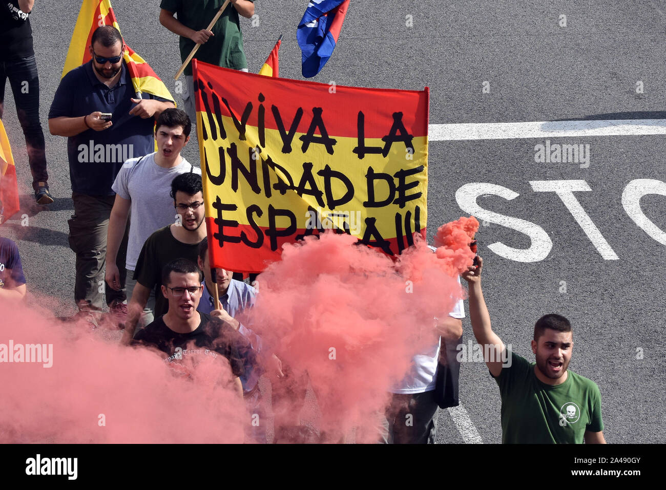 Barcelone, Espagne. 12 octobre, 2019. Un groupe de manifestants liés aux groupes d'extrême-droite mars avec une bannière pendant la manifestation.Quelque 200 personnes de différents groupes liés à l'extrême droite ont manifesté pour l'unité de l'Espagne et contre l'indépendance de la Catalogne sur l'héritage hispanique à Barcelone. Credit : SOPA/Alamy Images Limited Live News Banque D'Images