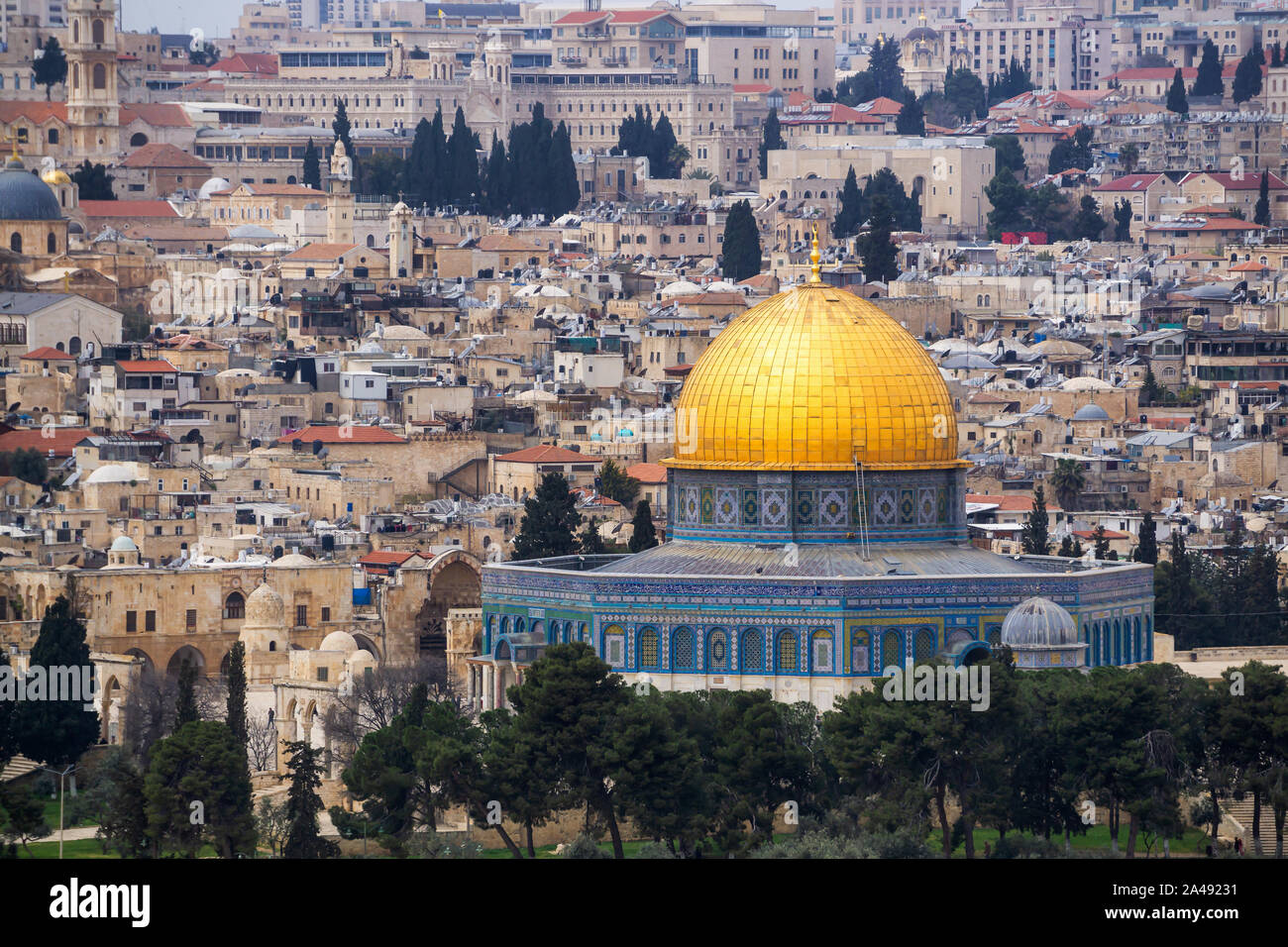 Belle vue aérienne de la vieille ville et le dôme du Rocher au cours d'un jour nuageux et ensoleillé. Prises à Jérusalem, capitale d'Israël. Banque D'Images