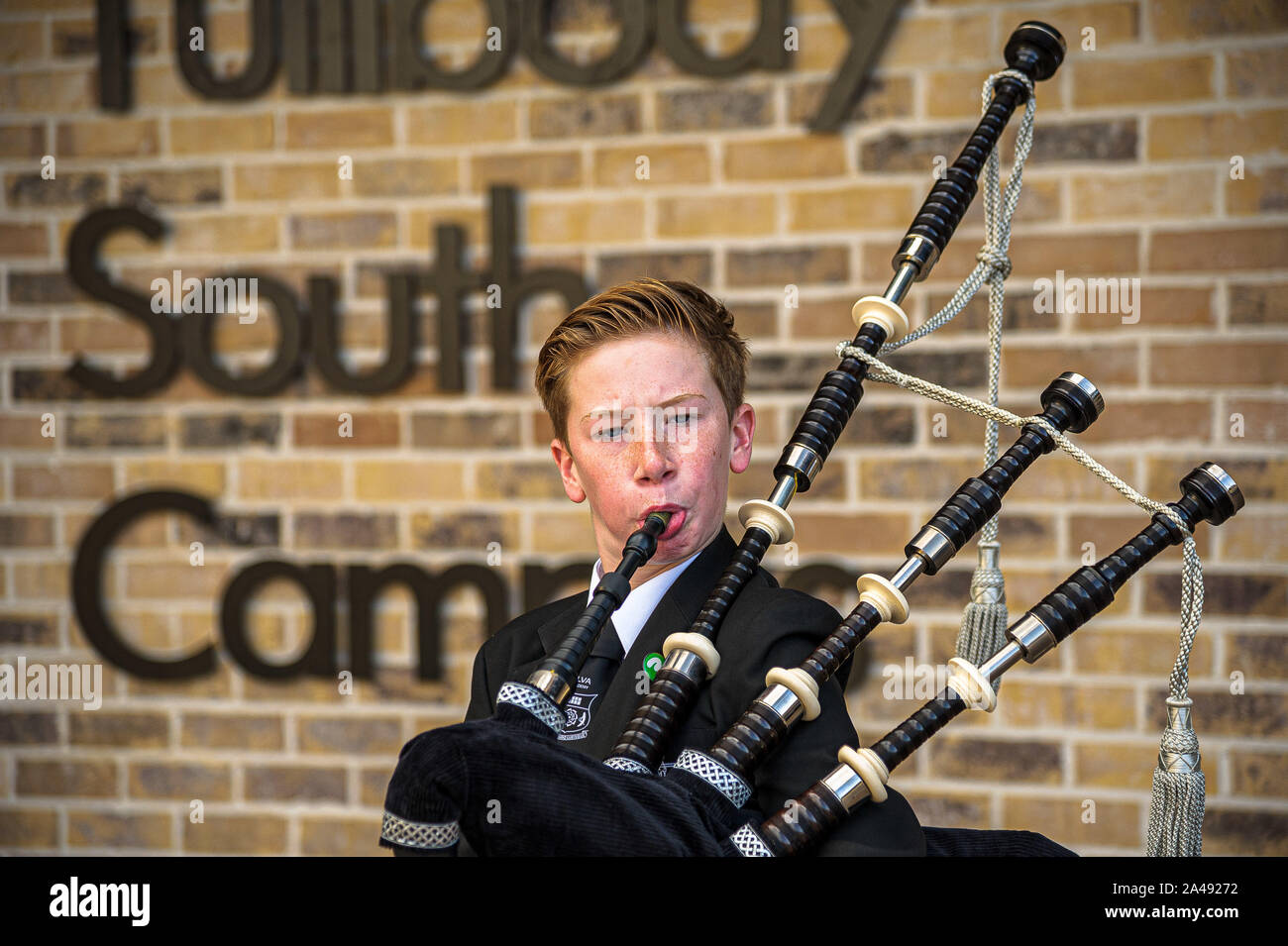 Alva Academy piper, Finley Rowe est vu jouer à l'extérieur de l'entrée principale d'accueillir des invités à la cérémonie d'.Conseil et les députés de la Broye du gouvernement et des entreprises à l'ouverture officielle de la nouvelle £15m l'état de l'art et l'école primaire pour les maternelles et primaires Abercrombie St Bernadette RC Primary et pépinière Tulach pour remplacer l'ancienne, le vieillissement des immeubles. Le bâtiment, Tullibody South Campus héberge les 2 écoles, garderie et bibliothèque locale. Le bâtiment a été ouvert par depute chef du Parti national écossais et MSP Dunblane et Clackmannanshire Keith Brown. Banque D'Images