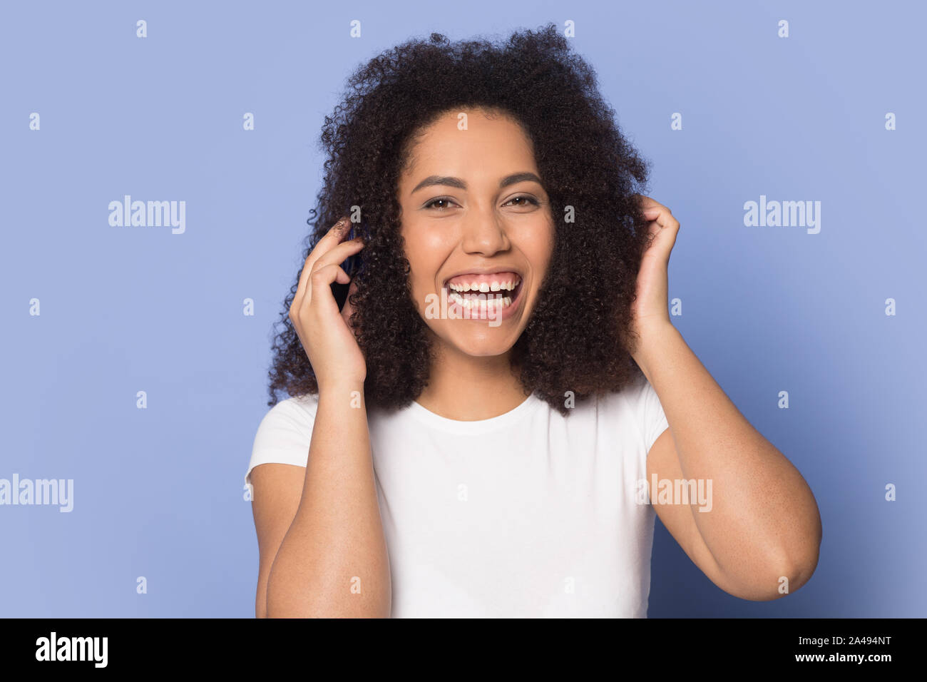 Fille millénaire biracial heureux de profiter de la musique dans les écouteurs Banque D'Images