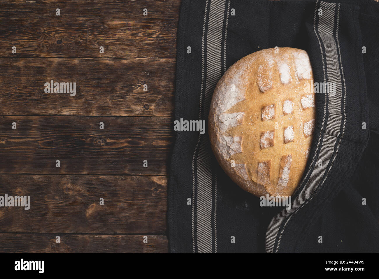 Pain frais sur une table en bois. Banque D'Images