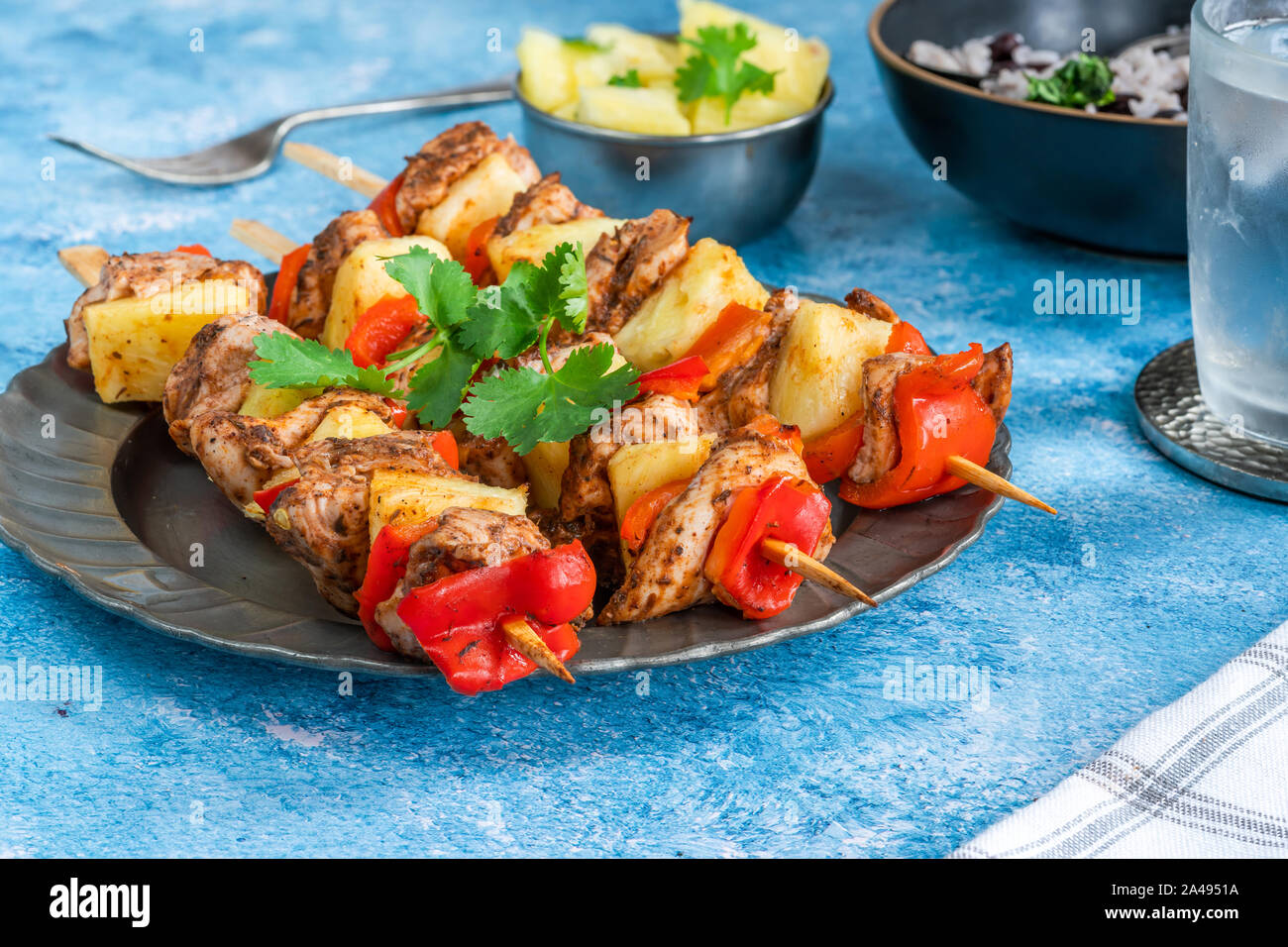 De poulet jerk et ananas brochettes avec du riz aux haricots noirs Banque D'Images