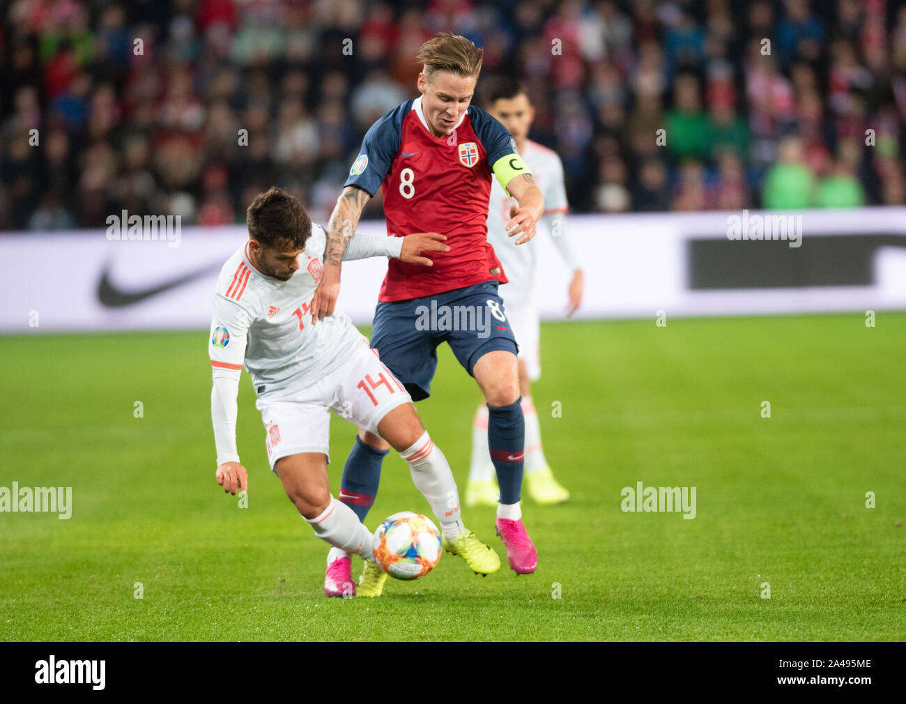 Oslo, Norvège. 12 octobre, 2019. Stefan Johansen (8) de la Norvège et Juan Bernat (14) de l'Espagne vus au cours de l'EURO 2020 match de qualification entre la Norvège et l'Espagne à l'Ullevaal Stadion d'Oslo. (Photo crédit : Gonzales Photo/Alamy Live News Banque D'Images