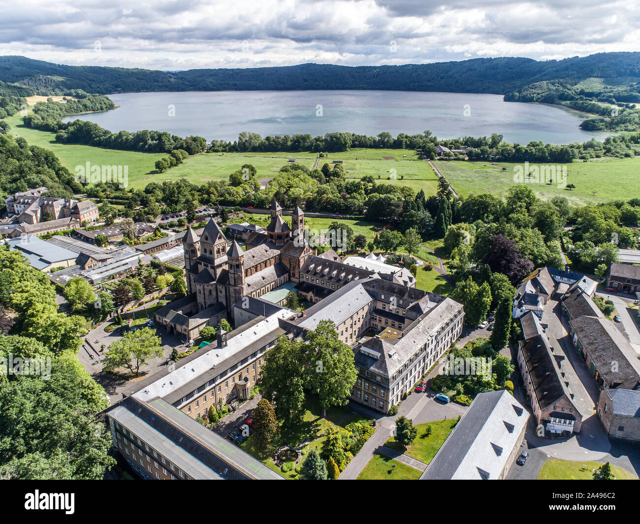 Vue aérienne sur Laacher voir derrière la célèbre abbaye Maria Laach en Rhénanie-Palatinat, Allemagne. Banque D'Images