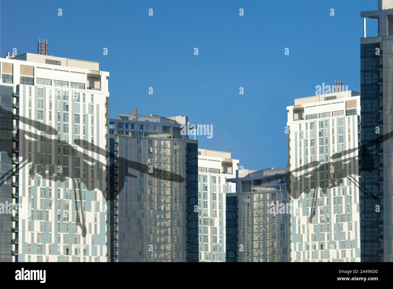 Drone ombres sur les bâtiments gratte-ciel. Concept de l'utilisation de drones et de l'autorisation de voler dans le centre urbain moderne. Pour les vols commerciaux et privés Banque D'Images