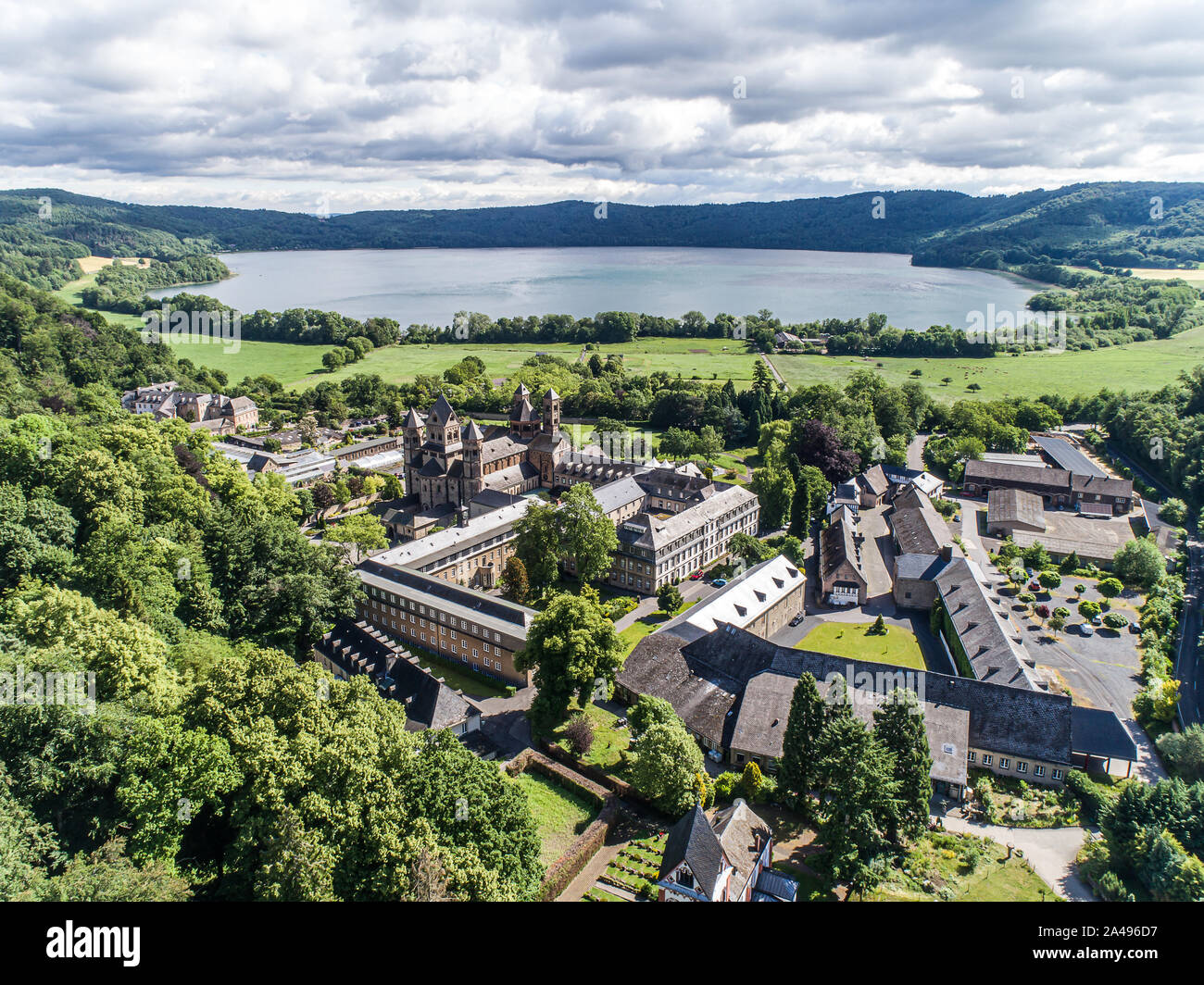 Vue aérienne sur Laacher voir derrière la célèbre abbaye Maria Laach en Rhénanie-Palatinat, Allemagne. Banque D'Images