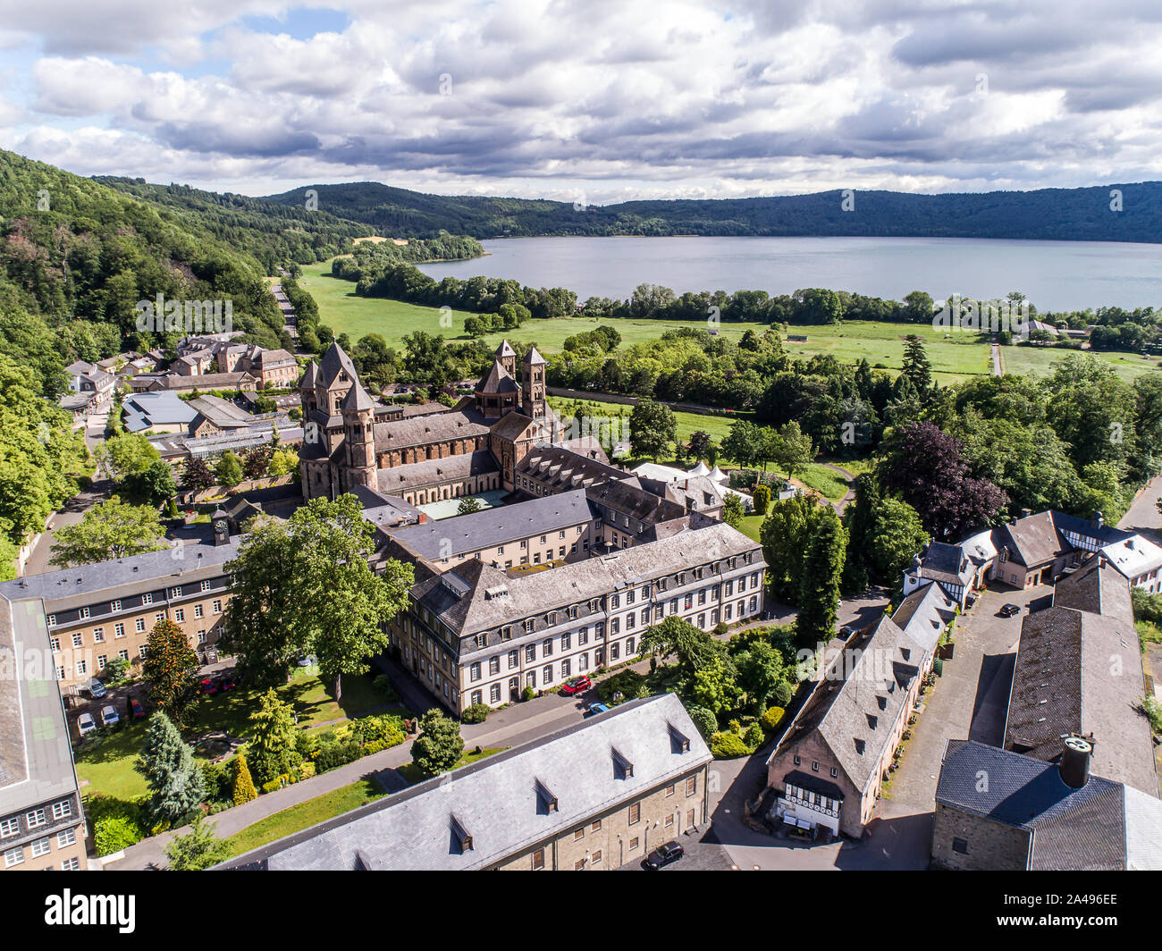 Vue aérienne sur Laacher voir derrière la célèbre abbaye Maria Laach en Rhénanie-Palatinat, Allemagne. Banque D'Images