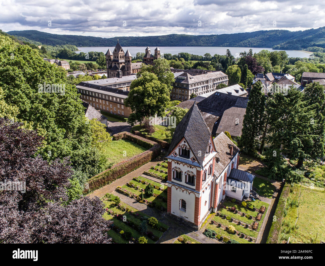 Vue aérienne sur Laacher voir derrière la célèbre abbaye Maria Laach en Rhénanie-Palatinat, Allemagne. Banque D'Images