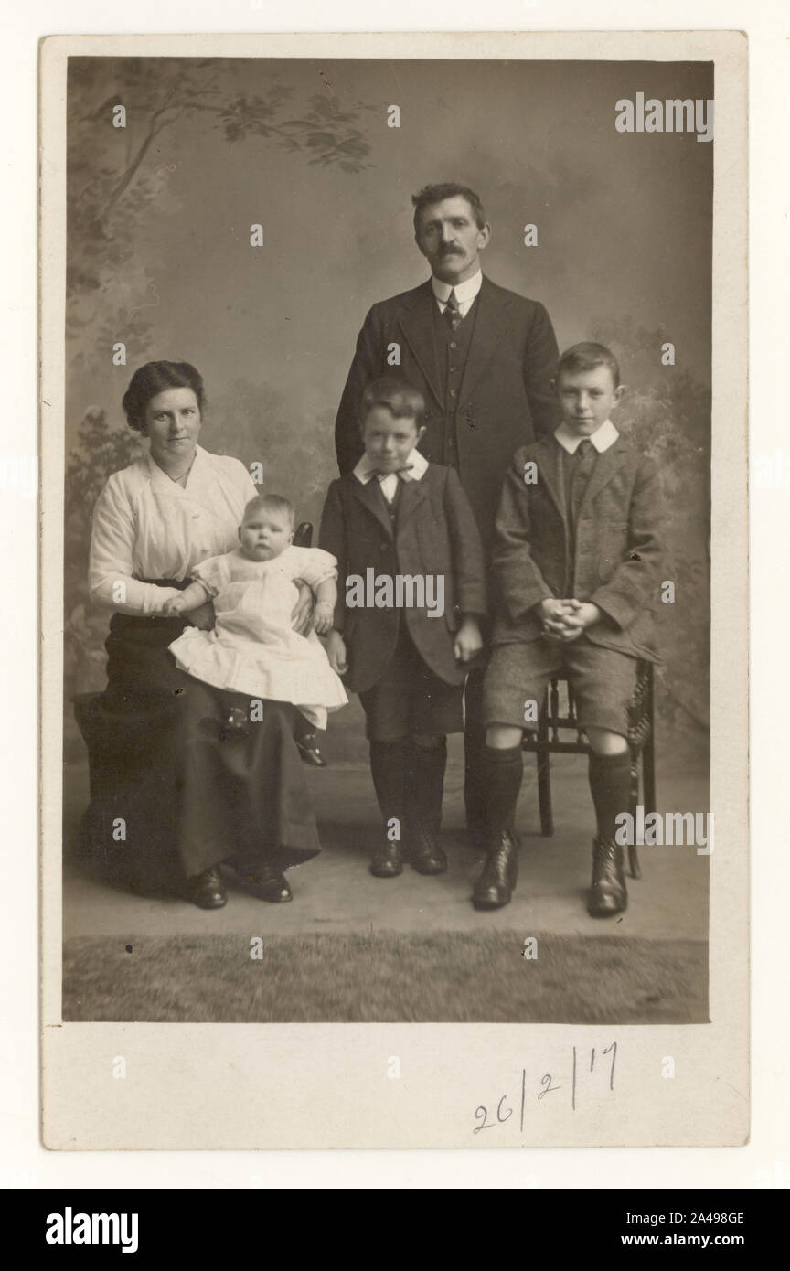 WW1 era studio portrait carte postale de groupe familial, en date du 26.2.17 sur l'avant, au Royaume-Uni. Banque D'Images