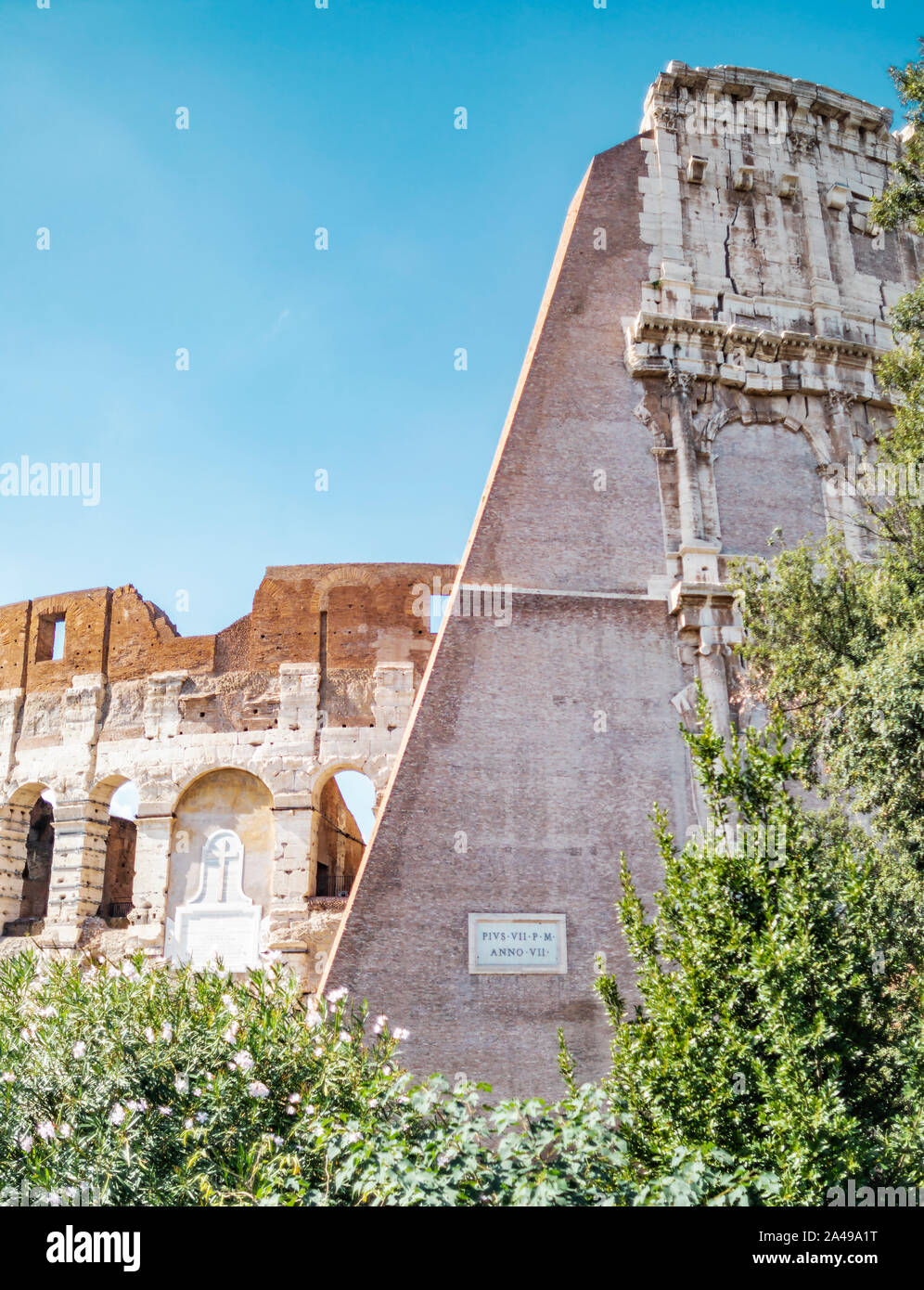 Rome, Italie - le 6 octobre 2019 : vue extérieure de l'ancien colisée ou coliseum, également connu sous le nom de l'amphithéâtre Flavien dans la ville. Banque D'Images