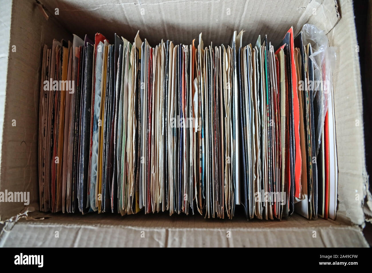 Des célibataires 7" Vinyl records, est-ce qu'il y a argent dans le grenier avec le vinyle reconstitution ? Banque D'Images