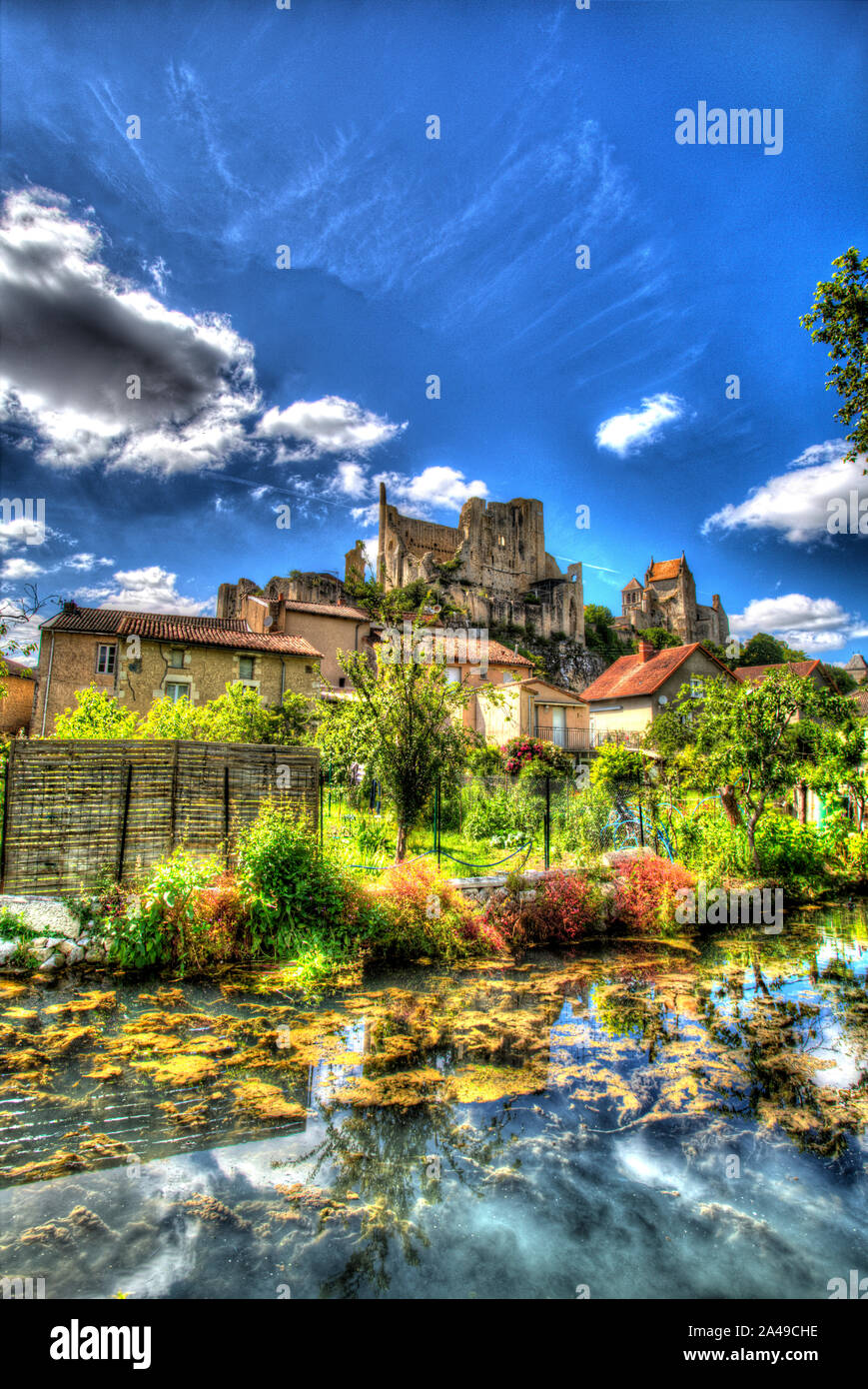 Chauvigny, France. Vue artistique d'un ruisseau dans un jardin public près de la rue de la fontaine, avec les ruines du château baronnial Chauvigny en arrière-plan. Banque D'Images