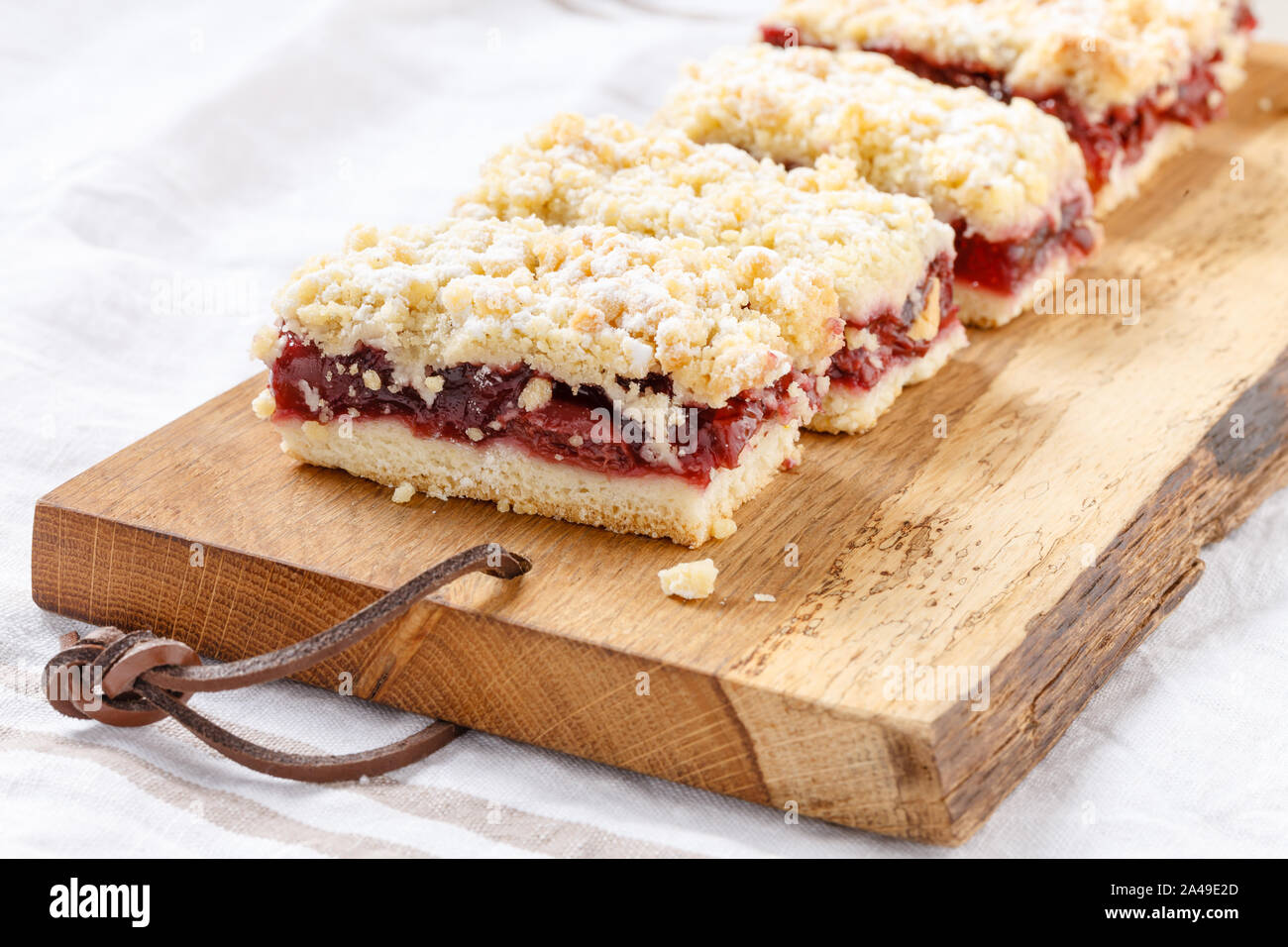 Crumble cerise sur le gâteau du chêne en bois Banque D'Images