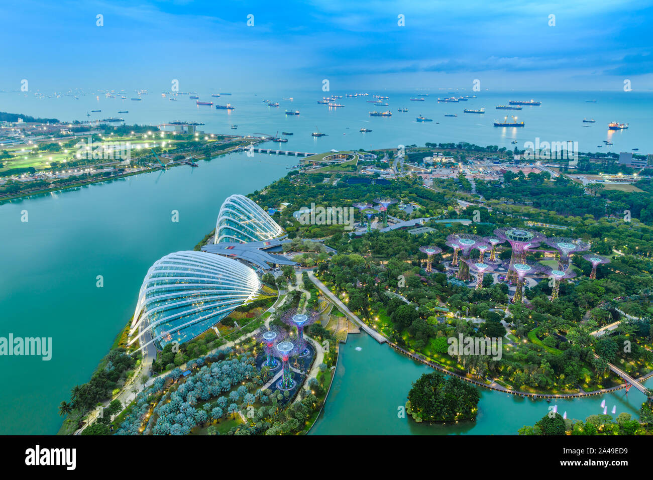 Jardins de Singapour par le Bay botanical gardens vue aérienne et Marina Barrage Vauban avec les navires-citernes du navire en haute mer. Banque D'Images