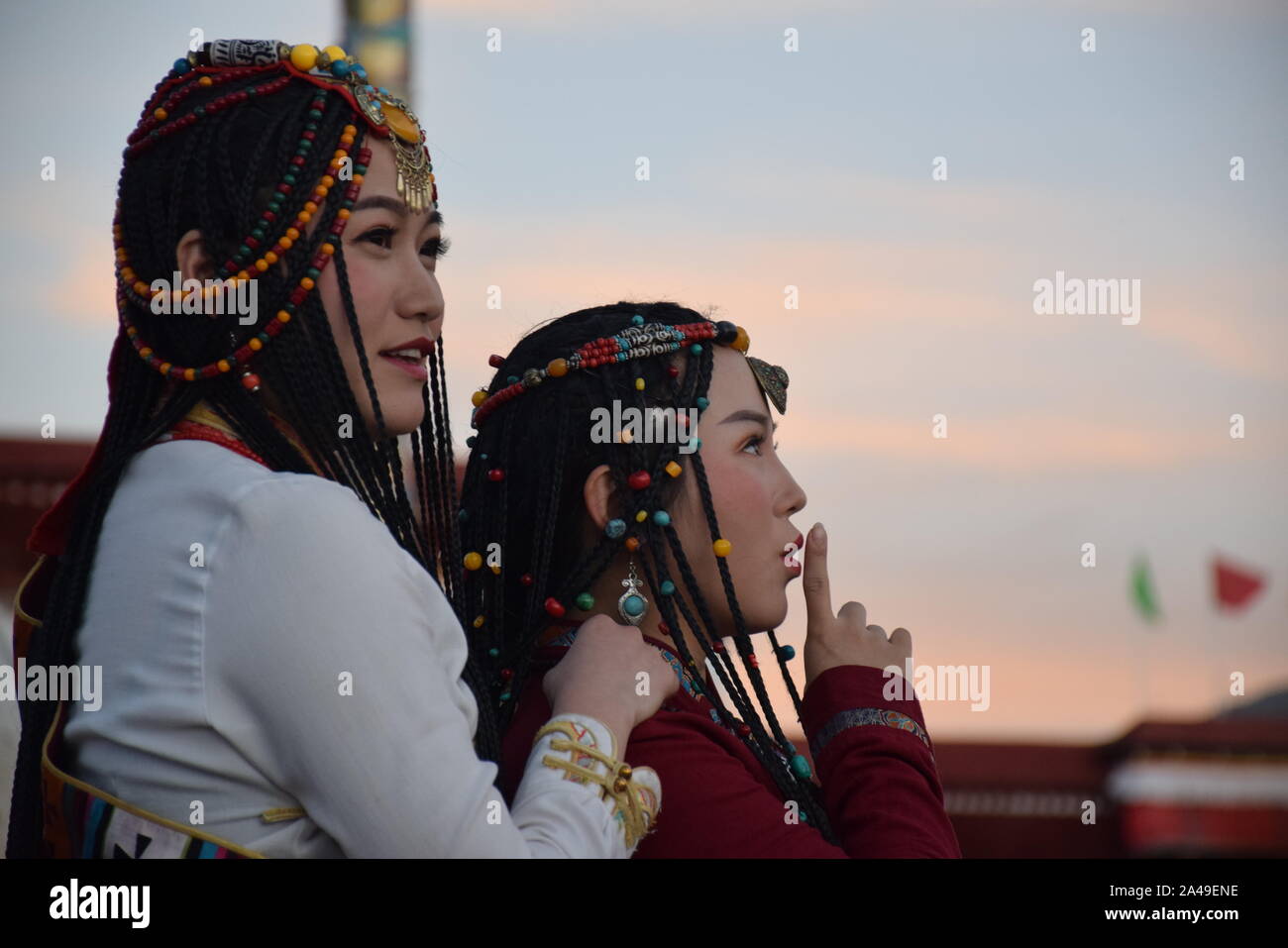 Belles filles d'Asie qui pousse de photo habillé avec des vêtements traditionnels tibétains dans la rue Barkhor, Lhassa - Tibet Banque D'Images