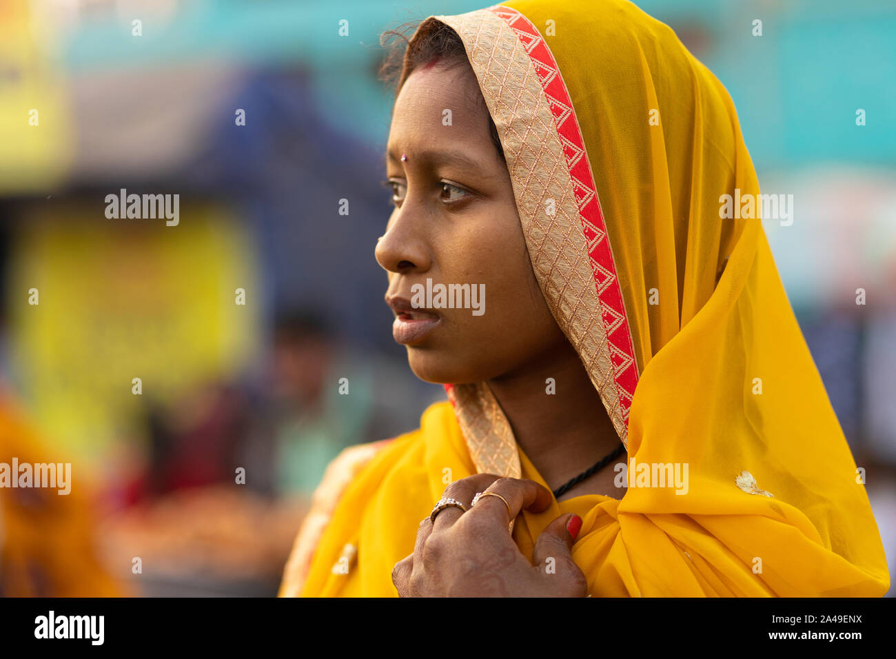 PURI, INDE, LE 13 JANVIER 2019 : portrait de profil des femmes indiennes en sari traditionnel de marcher dans la rue du grand marché près de la Shree Jaganna Banque D'Images