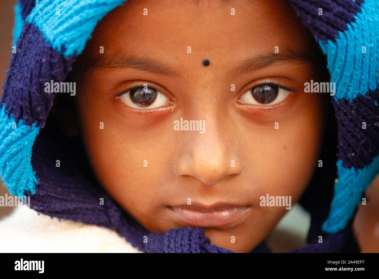 RAGHURAJPUR, INDE, LE 14 JANVIER 2019 : Fermer portrait d'une petite fille indienne grave . Banque D'Images