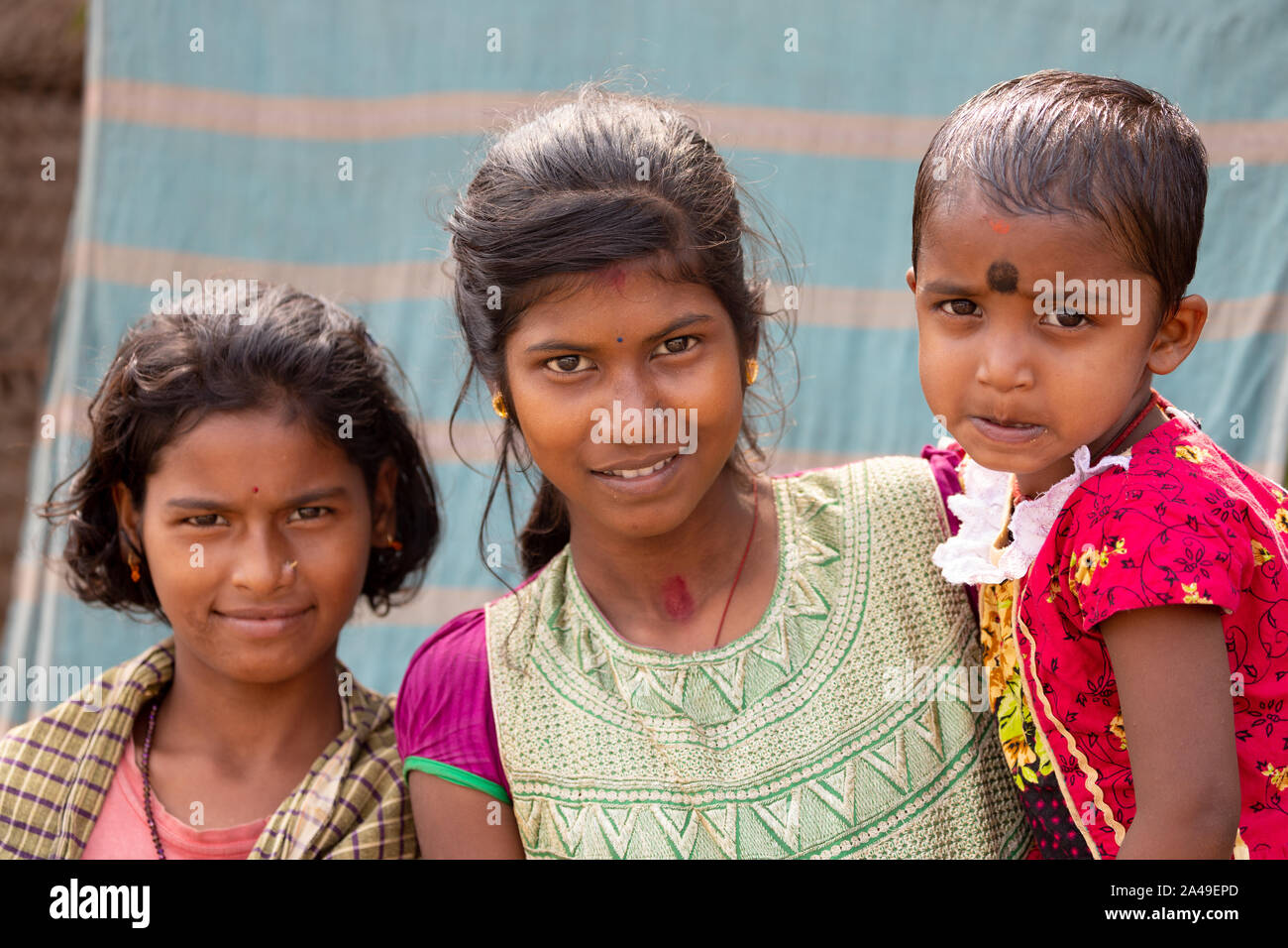 CHANDANPUR, INDE, LE 14 JANVIER 2019 : Portrait de jeunes sœurs Indiennes dans une rue rurale Banque D'Images