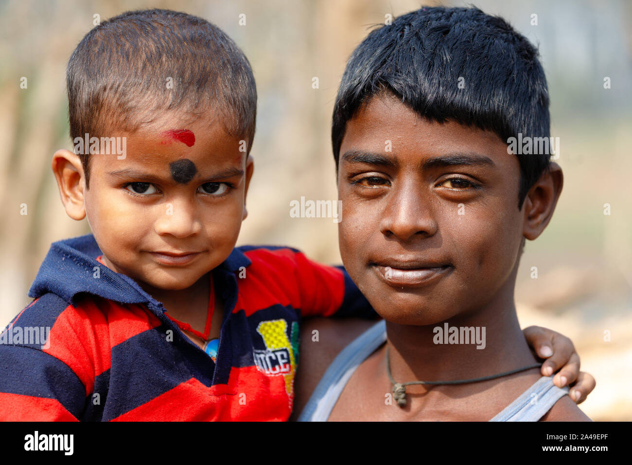 CHANDANPUR, INDE, LE 14 JANVIER 2019 : Portrait de jeune Indien tenant son petit frère dans la rue Banque D'Images