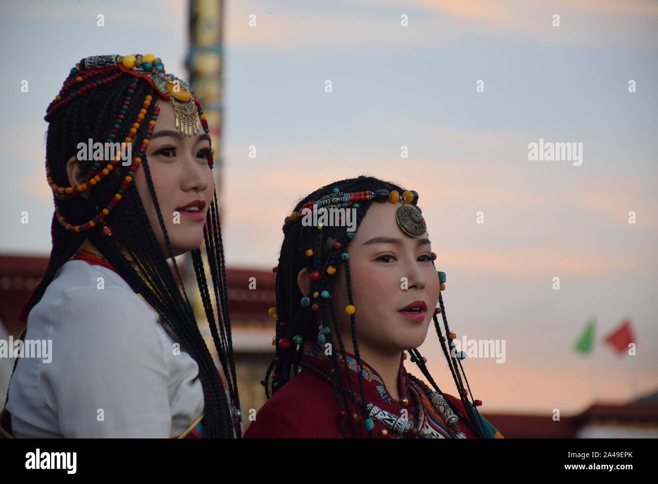 Belles filles d'Asie qui pousse de photo habillé avec des vêtements traditionnels tibétains dans la rue Barkhor, Lhassa - Tibet Banque D'Images