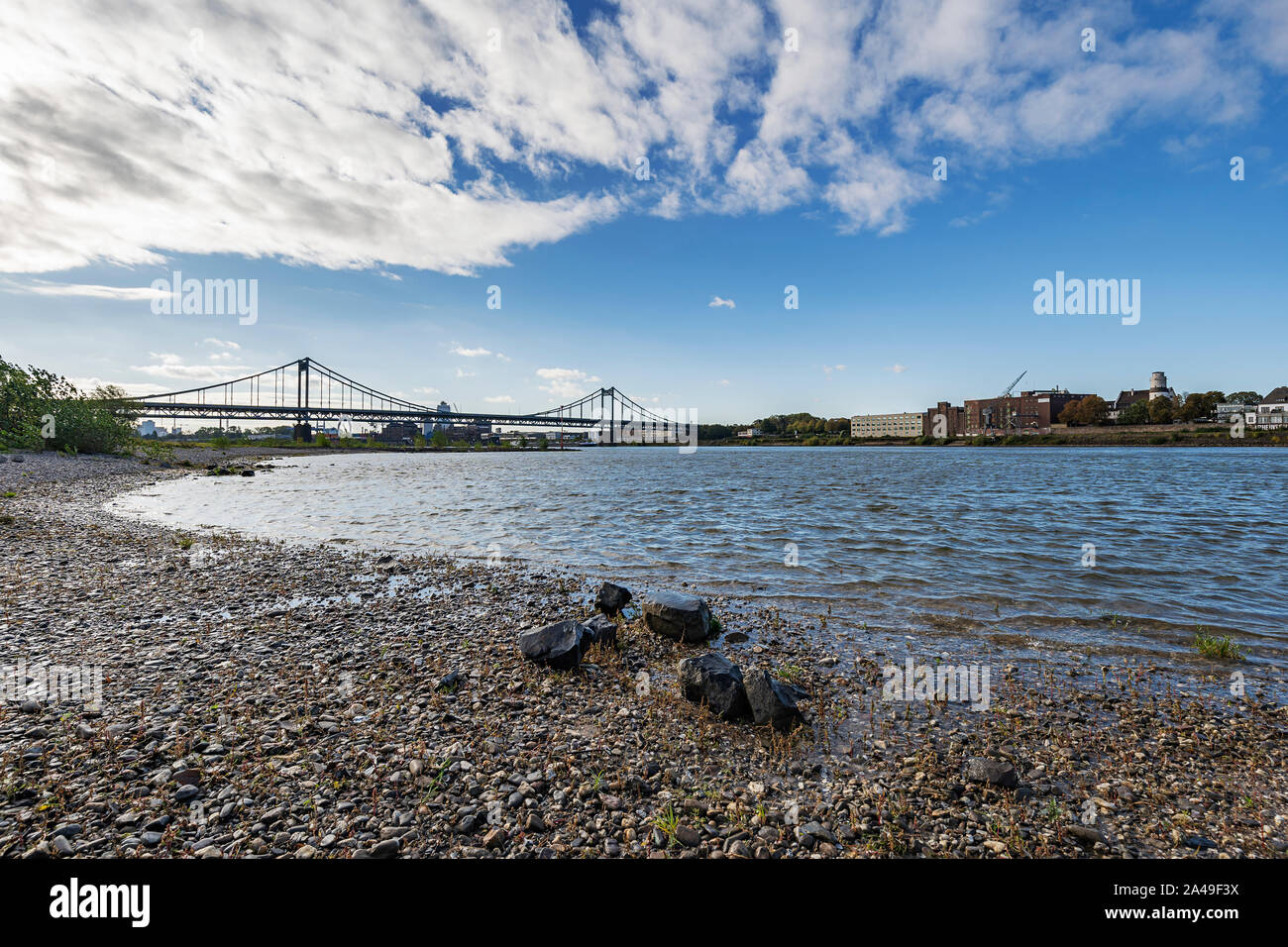 Krefeld-Uerdingen - Vue de la rivière à bord de l'eau pont du Rhin, Rhénanie du Nord-Westphalie, Allemagne, 12.10.2019 Banque D'Images