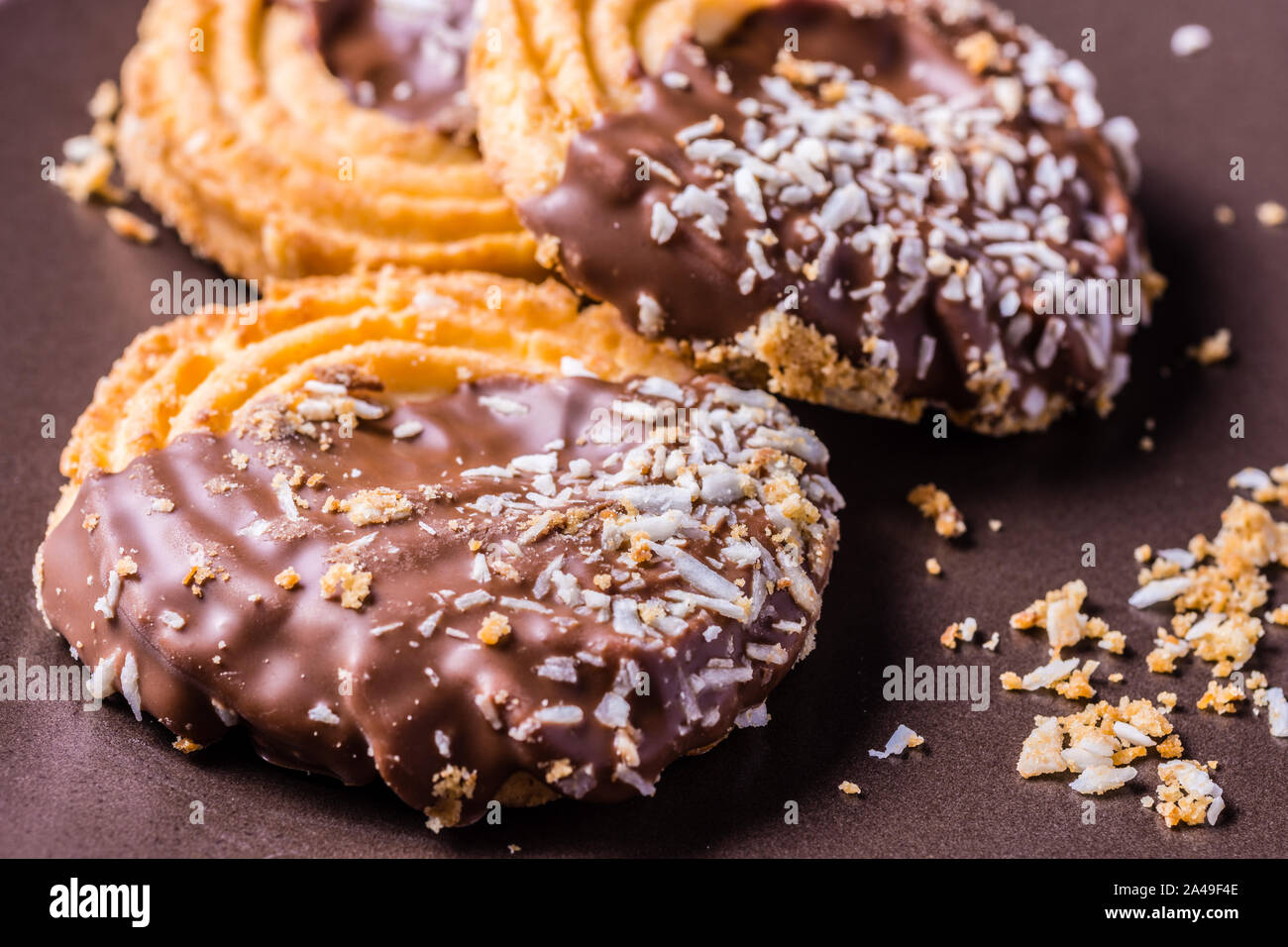 Délicieux biscuits faits maison au chocolat et noix de coco. Banque D'Images