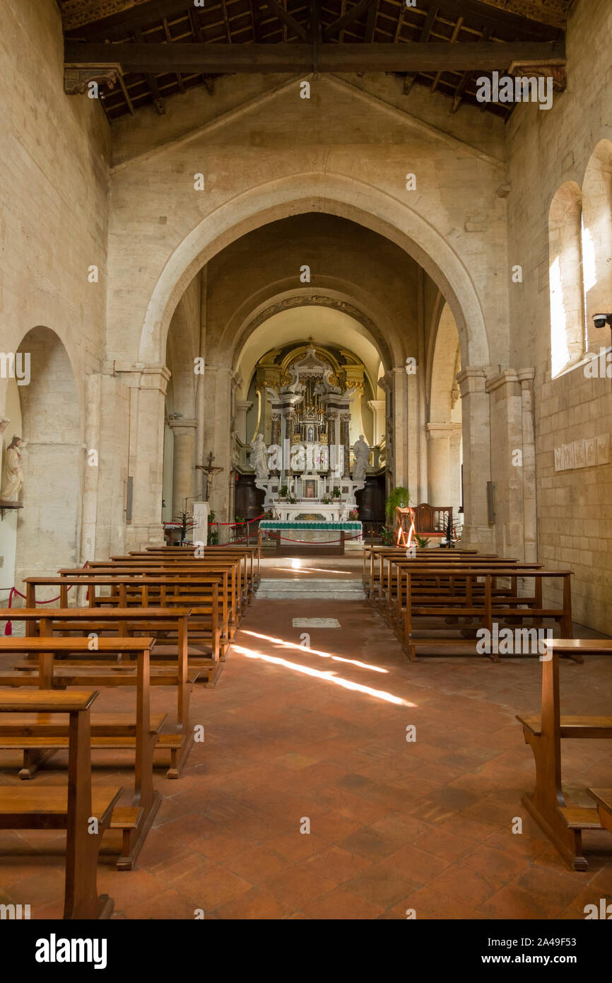 San Quirico d'Orcia, Sienne / Italy-September 20 2018 : Intérieur de l'église de San Quirico, dans le style roman situé dans la cité médiévale Banque D'Images