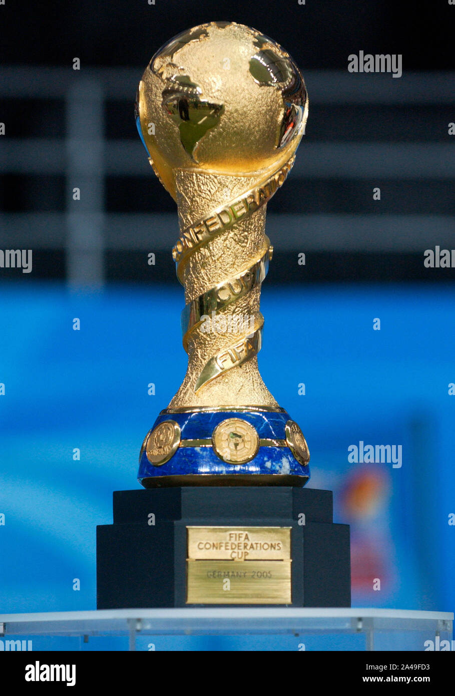 Waldstadion Frankfurt Allemagne, 29.06.2005, Football : Finale de la Coupe  des Confédérations de la FIFA, l'Argentine (ARG, bleu) vs Brésil (BRA,  jaune) ; confed cup trophy Photo Stock - Alamy