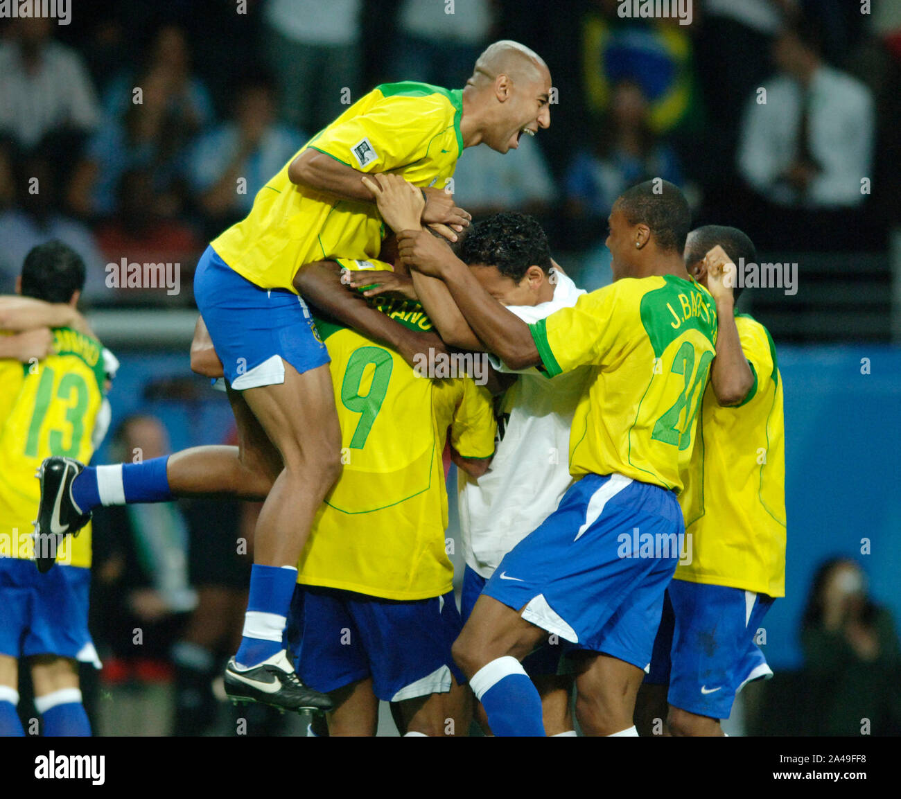 Waldstadion Frankfurt Allemagne, 29.06.2005, Football : Finale de la Coupe des Confédérations de la FIFA, l'Argentine (ARG, bleu) vs Brésil (BRA, jaune) 1:4 ; LUISAO , JULIO BAPTISTA (BRA) Banque D'Images