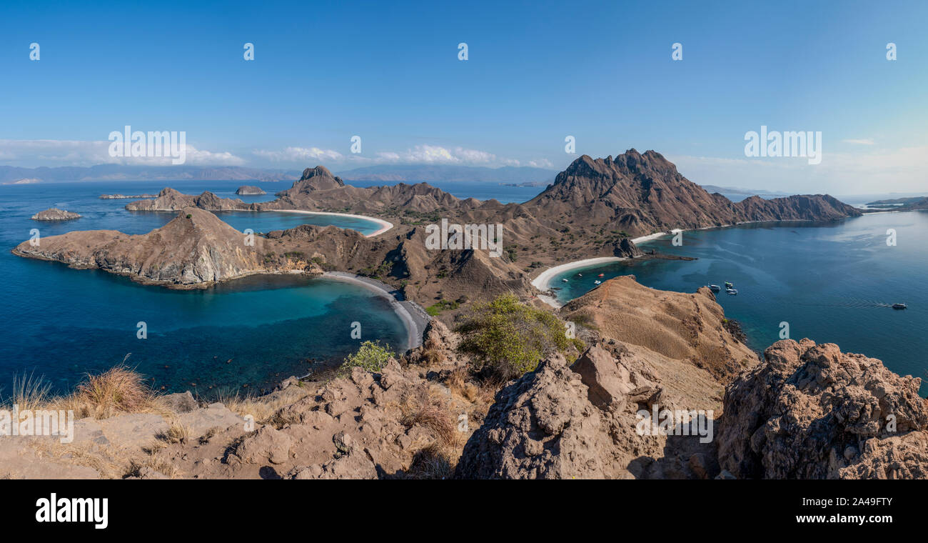 Plages de sable blanc, rose et noir sur l'île de Padar en Indonésie Banque D'Images