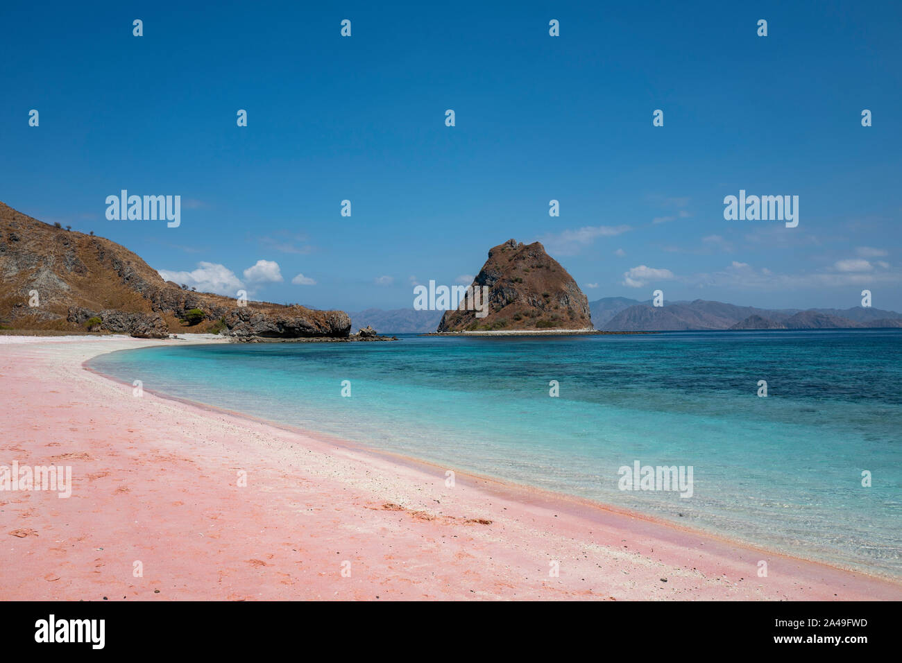 Plages de sable blanc, rose et noir sur l'île de Padar en Indonésie Banque D'Images
