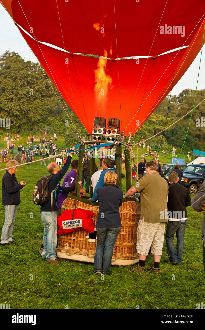 Le gonflage de ballons à air chaud en préparation du lancement. Bristol International Balloon Fiesta, Angleterre Banque D'Images