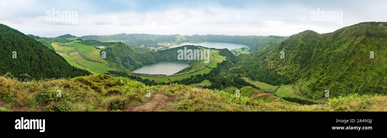 Vue panoramique depuis le Miradouro da Grota do Inferno vue montrant trois lacs de cratère à Sete Cidades à São Miguel, dans les Açores. Banque D'Images