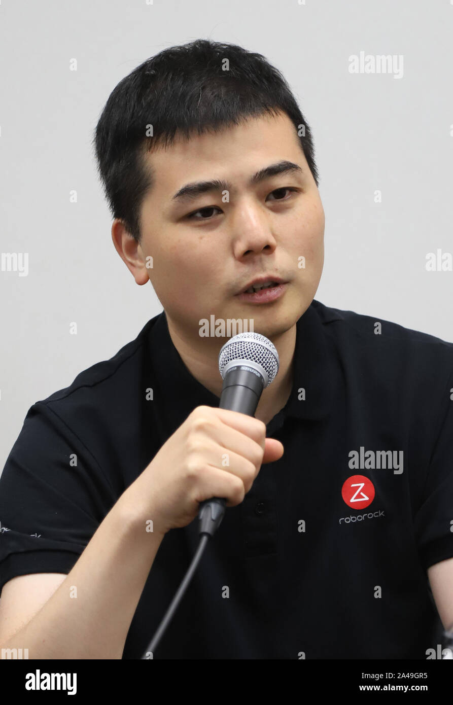 Tokyo, Japon. Oct 11, 2019. Robot chinois Beijing Capital de technologie chef Roborock Chang Jing (Richard Chang) prend la parole lors d'une conférence de presse à Tokyo le vendredi, Octobre 11, 2019. Le géant informatique Xiaomi soutenu trois electronics venture va entrer sur le marché japonais avec la filiale de Softbank SB C&S. Credit : Yoshio Tsunoda/AFLO/Alamy Live News Banque D'Images Tokyo, Japon. Oct 11, 2019. Robot chinois Beijing Capital de technologie chef Roborock Chang Jing (Richard Chang) prend la parole lors d'une conférence de presse à Tokyo le vendredi, Octobre 11, 2019. Le géant informatique Xiaomi soutenu trois electronics venture va entrer sur le marché japonais avec la filiale de Softbank SB C&S. Credit : Yoshio Tsunoda/AFLO/Alamy Live News Banque D'Images