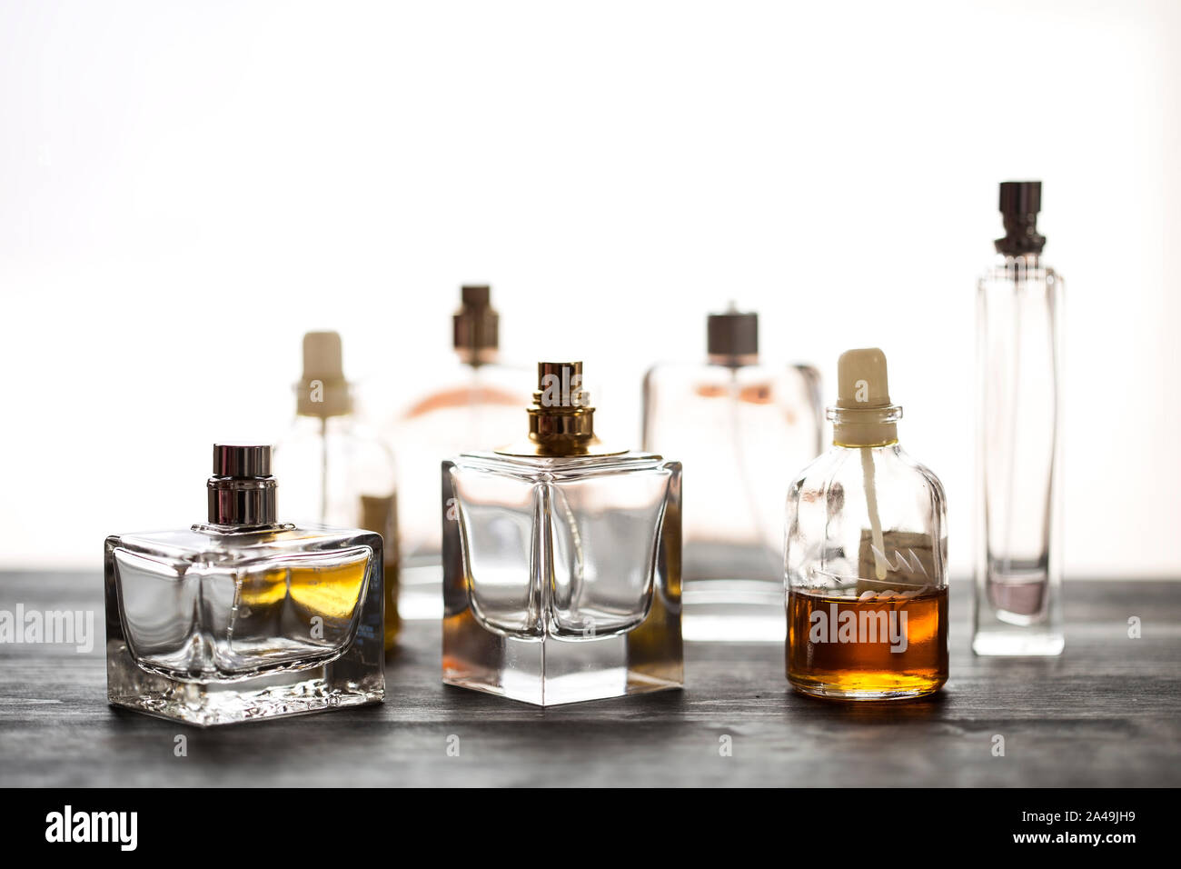 Flacons de parfum sur fond de bois Banque D'Images