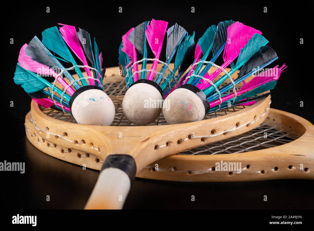 Raquettes de badminton en bois et volants. Accessoires pour jeux d'équipe  dans le hall. Fond sombre Photo Stock - Alamy