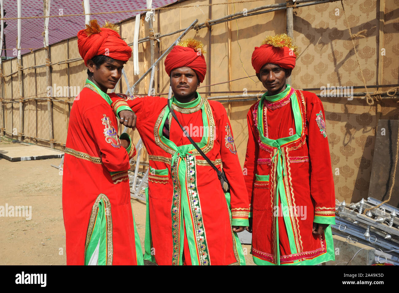 Mumbai Maharashtra Inde Asie du Sud Est Trois personnes Rajasthani en vetements traditionnels sont les habitants indigenes du Rajasthan la terre des rois Photo Stock Alamy