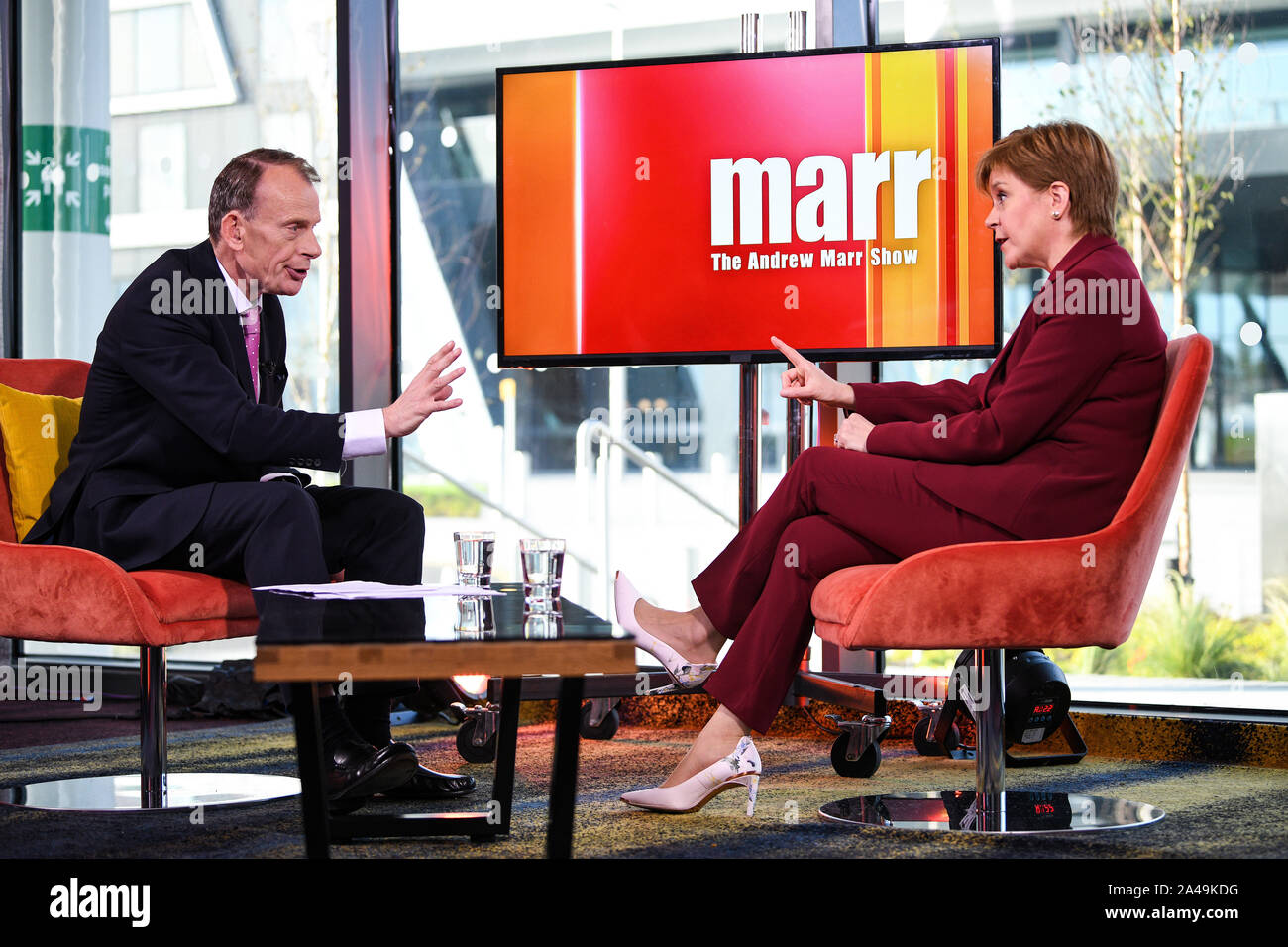 Présentateur Andrew Marr et Premier Ministre de l'Écosse Nicola Sturgeon, au cours de l'Andrew Marr show. Nicola Sturgeon a dit Jeremy Corbyn 'ne pas la peine même de décrocher le téléphone pour demander à la SNP pour soutenir un gouvernement travailliste à moins qu'il soutient l'indépendance d'un vote. Banque D'Images