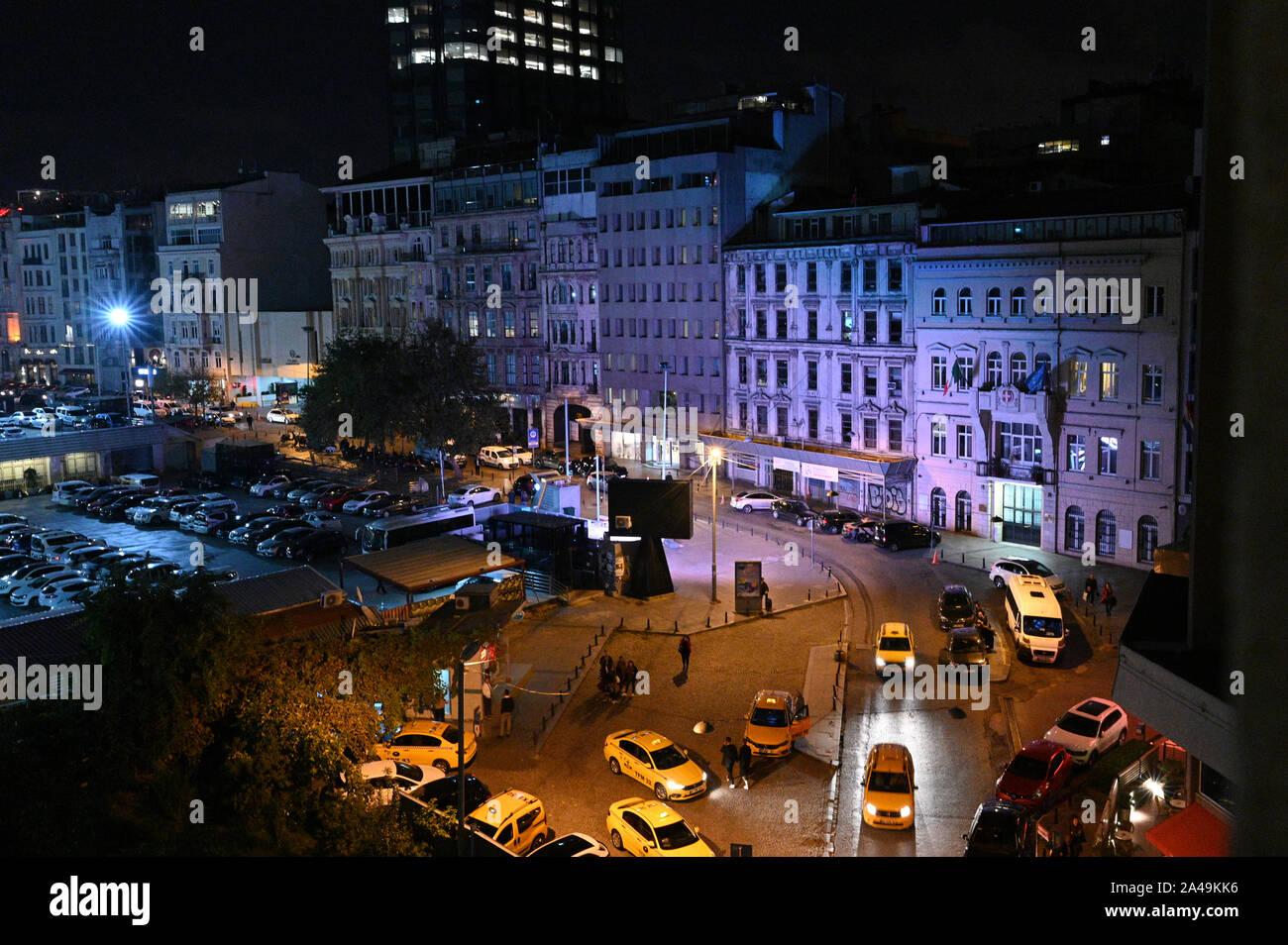 Istanbul, Turquie - 7 octobre 2019 : une vue nocturne de la Pera, district de lumières fluorescentes, où faire les bâtiments d'Oeil pourpre. Banque D'Images