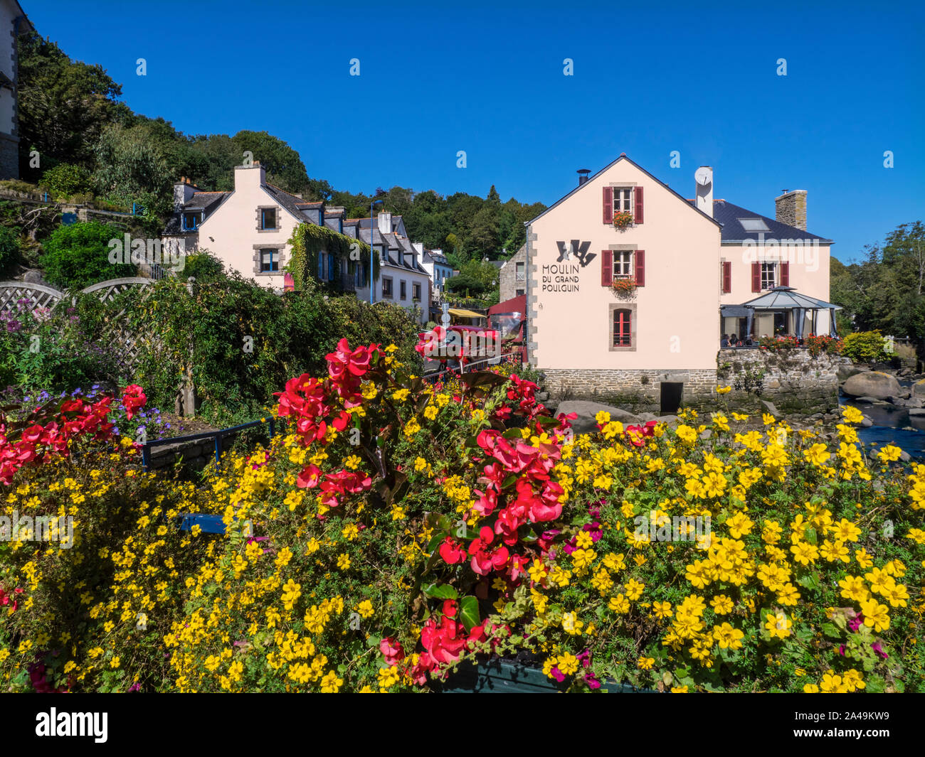 PONT AVEN Moulin du Grand Poulguin et fleurs monument café restaurant dans le centre de Pont-Aven sur l'Aven, Bretagne, Bretagne, Finistère, France Banque D'Images