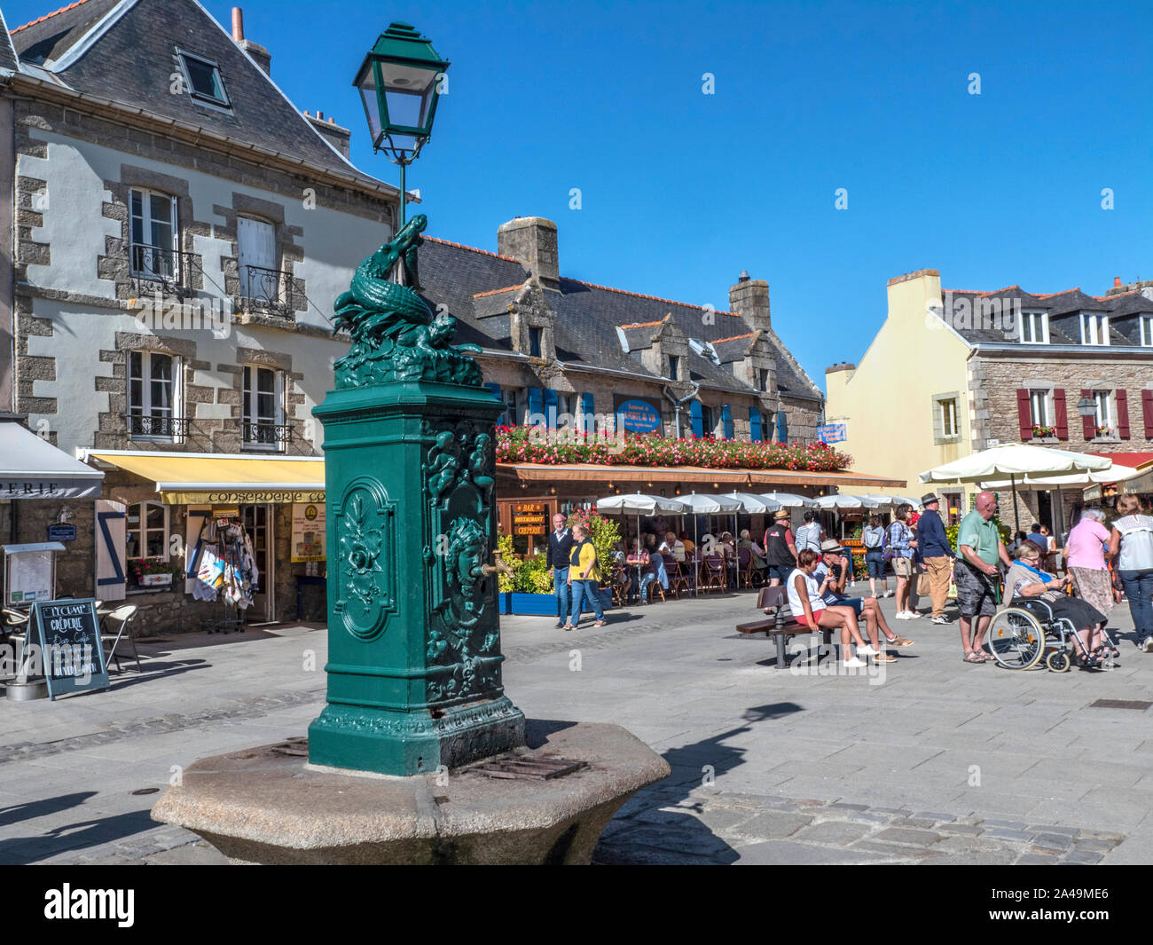 Vieux Concarneau Bretagne restaurant alfresco français 'La Port au vin" avec les visiteurs enjoying sun Ville close de Concarneau Bretagne Finistère France Banque D'Images