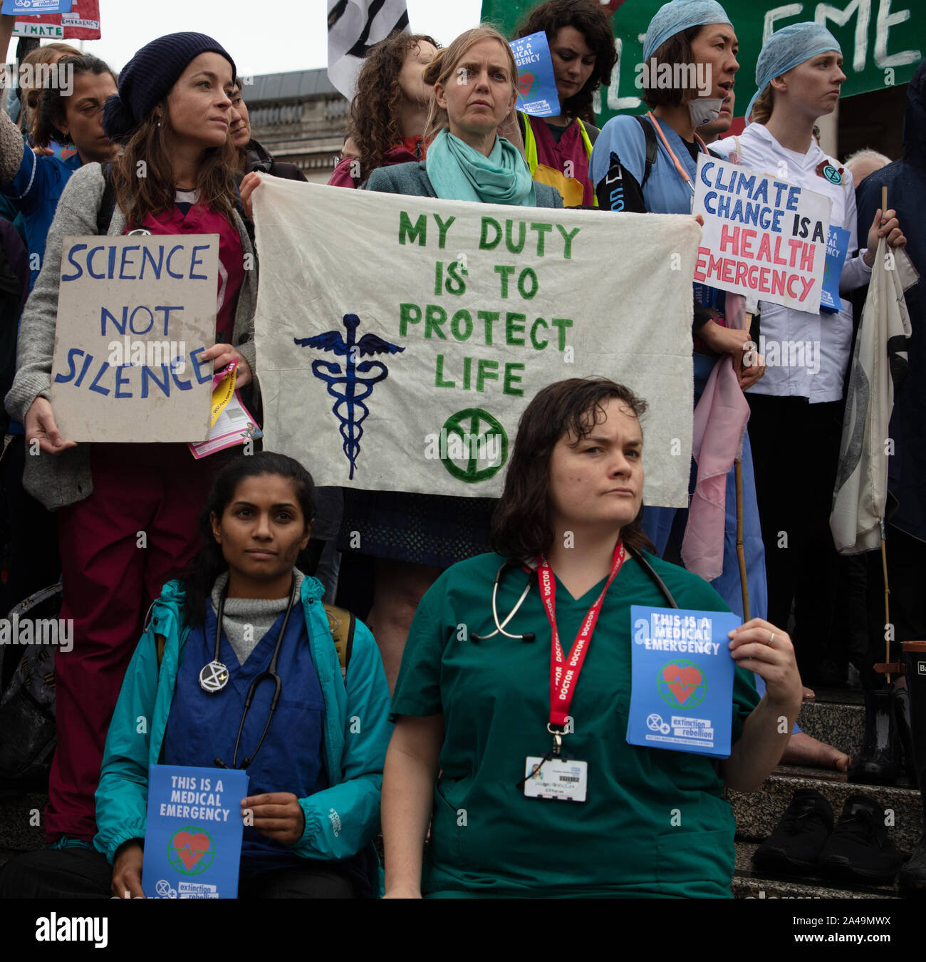 Londres, Royaume-Uni. 12 octobre, 2019. Les médecins, les infirmières et les travailleurs de la santé vu sur Trafalgar Square, au cours de la rébellion d'Extinction deux semaines de protestation à Londres. Crédit : Joe Keurig / Alamy News Banque D'Images