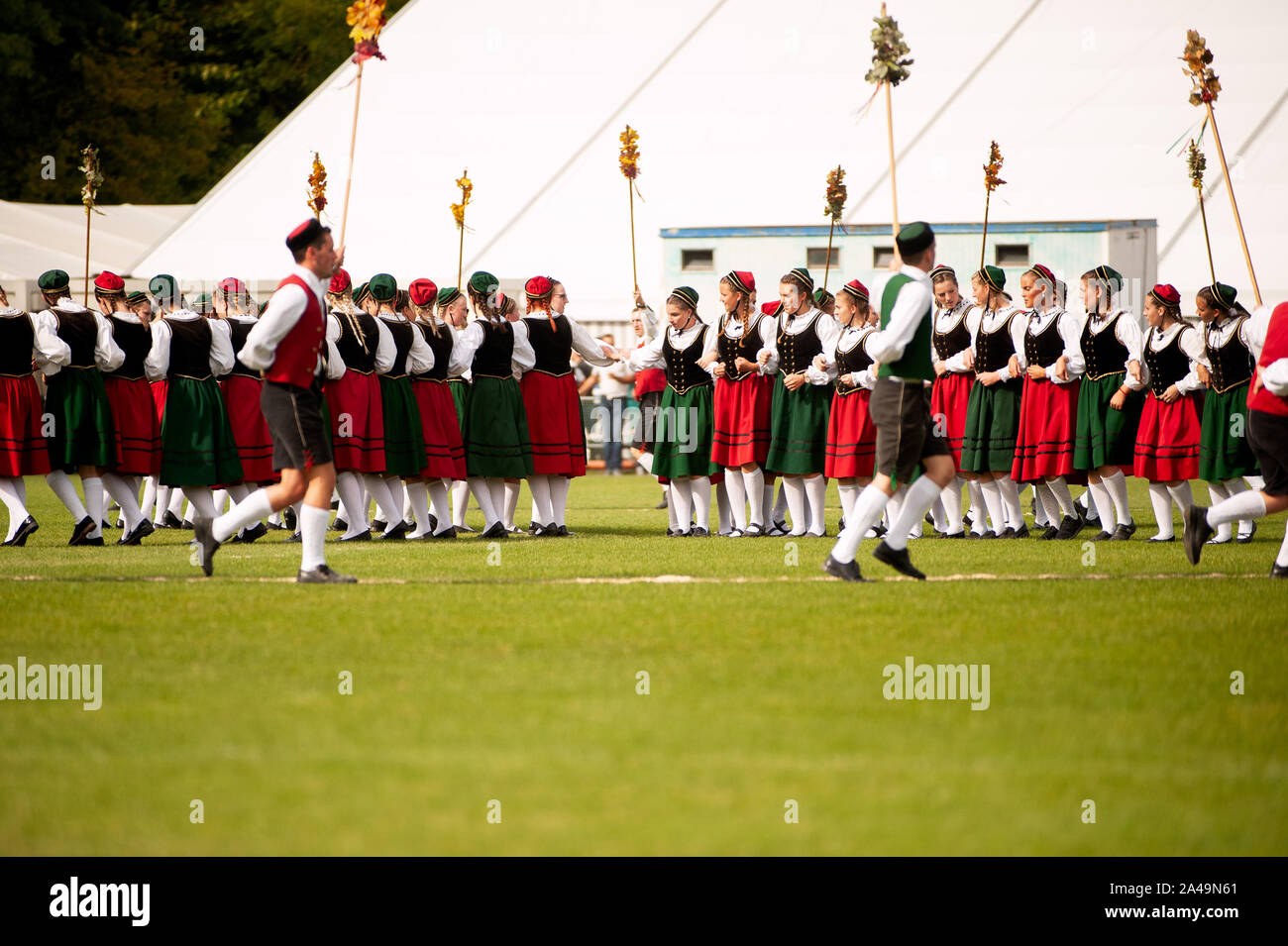 Allemagne, Niederstetten, Baden Wurtemberg. Septembre 2019. Fête des récoltes automnales traditionnels. Les jeunes gens en costume traditionnel de la scène germ Banque D'Images