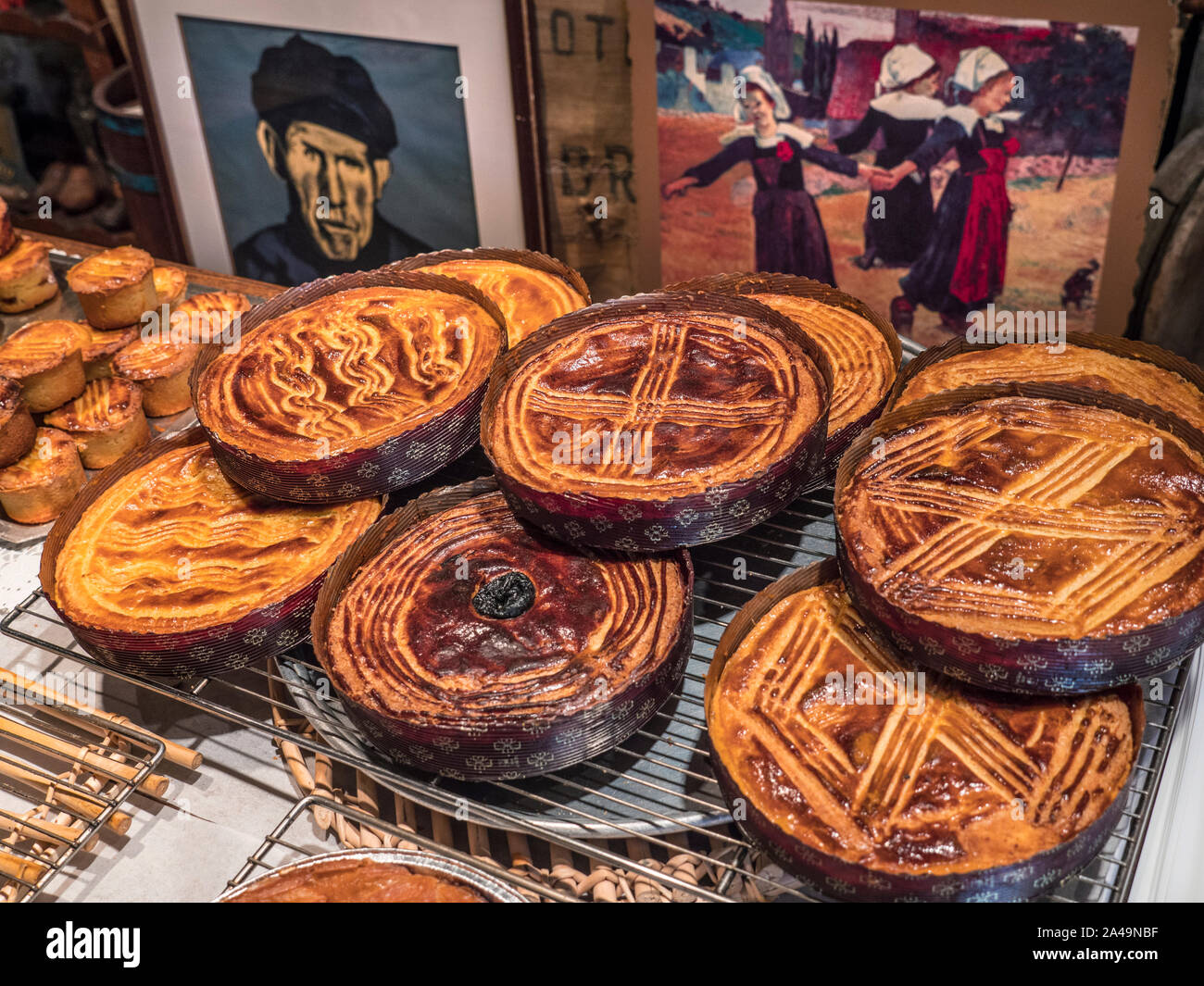 Gateau Gateau Breton Bretagne Afficher D Une Celebre Specialite Locale Egalement Connu Sous Le Nom De Bretagne Gateau De Beurre Avec Des Peintures Derriere Depeignant Des Personnes En Costume Traditionnel Breton Locaux Gateaux