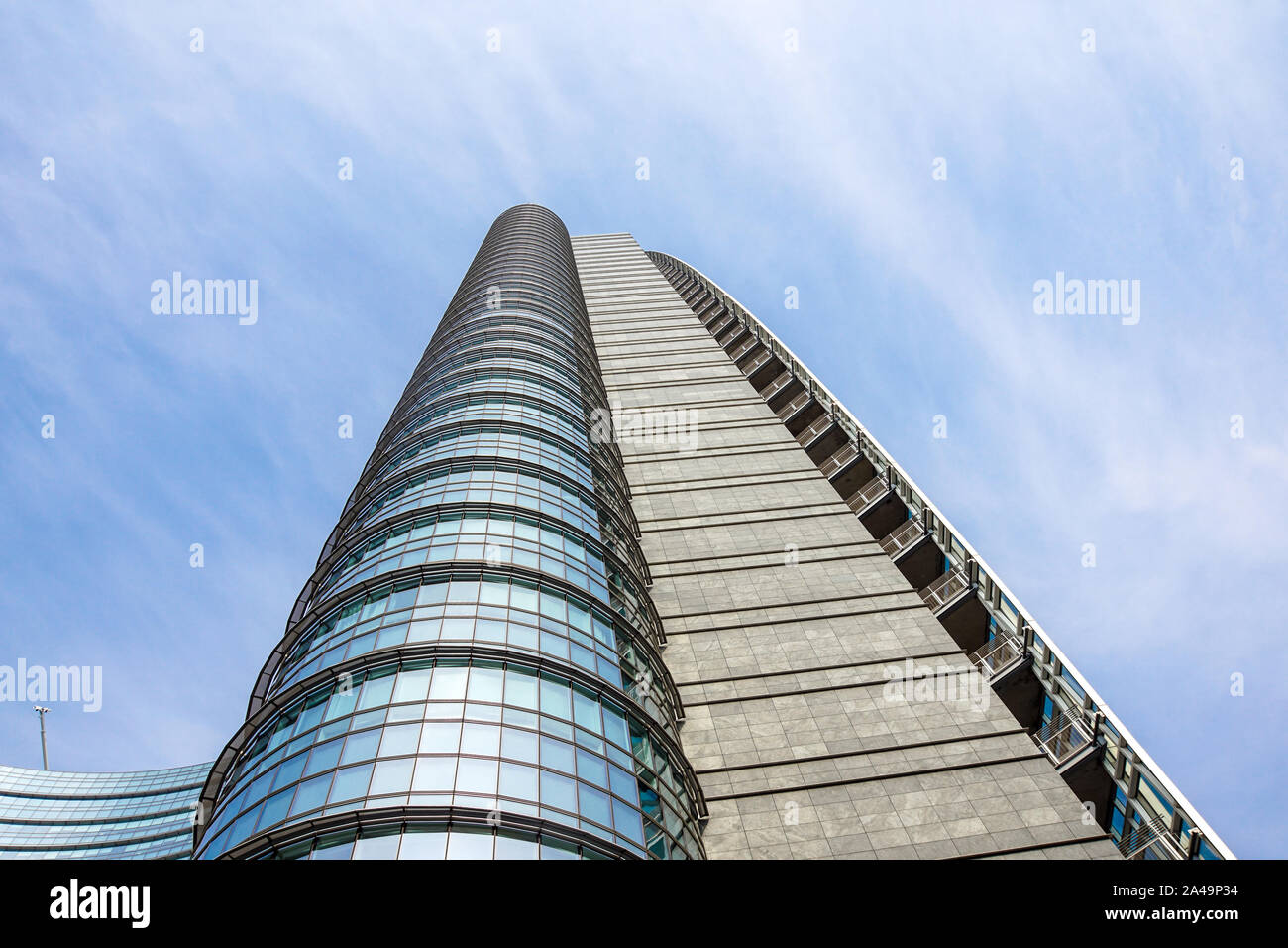 MILAN, ITALIE 4 MAI 2019 : Résumé de l'architecture moderne en verre gratte-ciel détail financier Banque D'Images