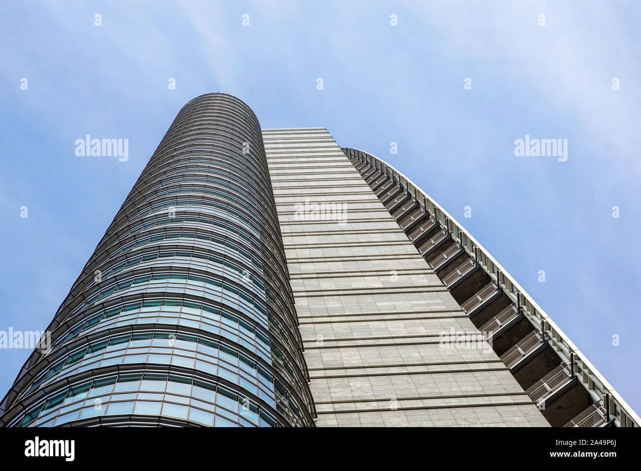 MILAN, ITALIE 4 MAI 2019 : Résumé de l'architecture moderne en verre gratte-ciel détail financier Banque D'Images