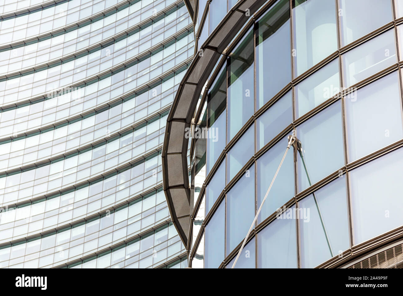 MILAN, ITALIE 4 MAI 2019 : Résumé de l'architecture moderne en verre gratte-ciel détail financier .Low angle shot de bâtiments en verre moderne et clear sky Banque D'Images