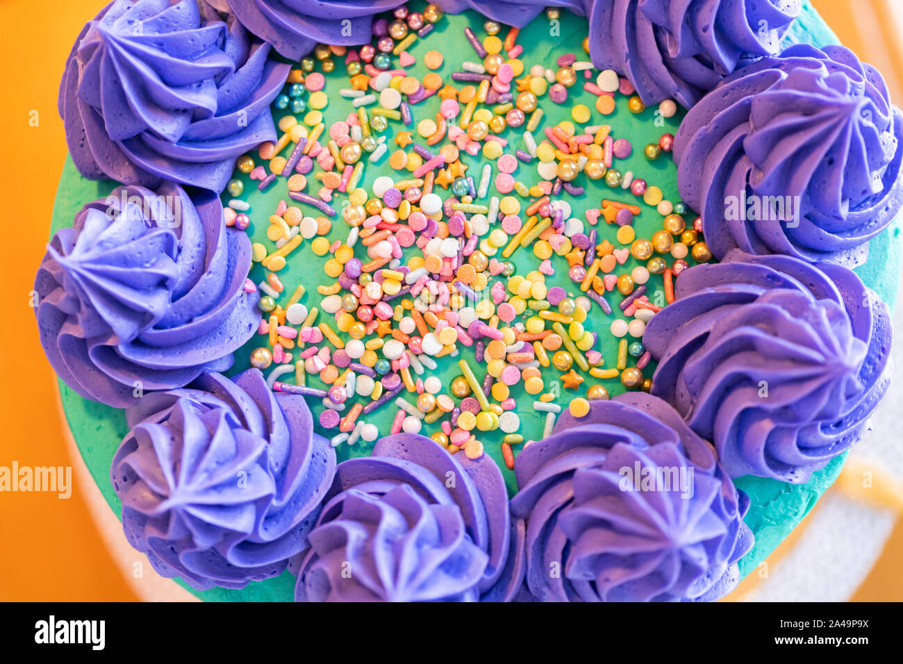 Gateau D Anniversaire Avec Buttercream Turquoise Et Violet Les Rosettes Et Paillettes Photo Stock Alamy