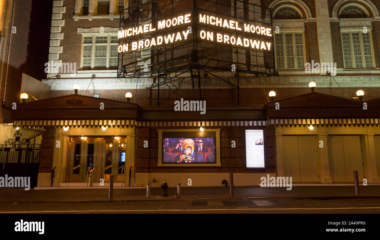 Michael Moore sur Broadway à New York publicité, par nuit Banque D'Images